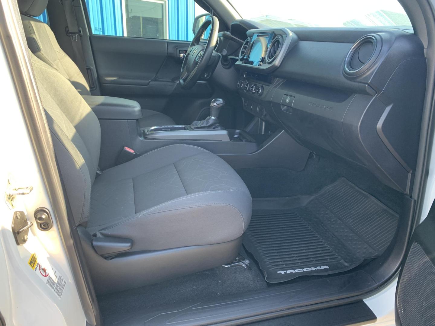 2017 WHITE /BLACK Toyota Tacoma SR5 Access Cab V6 6AT 4WD (5TFSZ5AN8HX) with an 3.5L V6 DOHC 24V engine, Automatic transmission, located at 506 S. Kingshighway, Cape Girardeau, MO, 63703, (573) 235-5000, 37.294991, -89.553635 - 2017 Toyota Tacoma SR5 Access Cab 236,xxx miles Alarm System Bluetooth Cloth Seats Navigation System Power Windows Remote Keyless Entry Tilt Steering Wheel USB Port We have financing available and we accept trades! Fill out a credit application on our website or come by today! If you hav - Photo#10