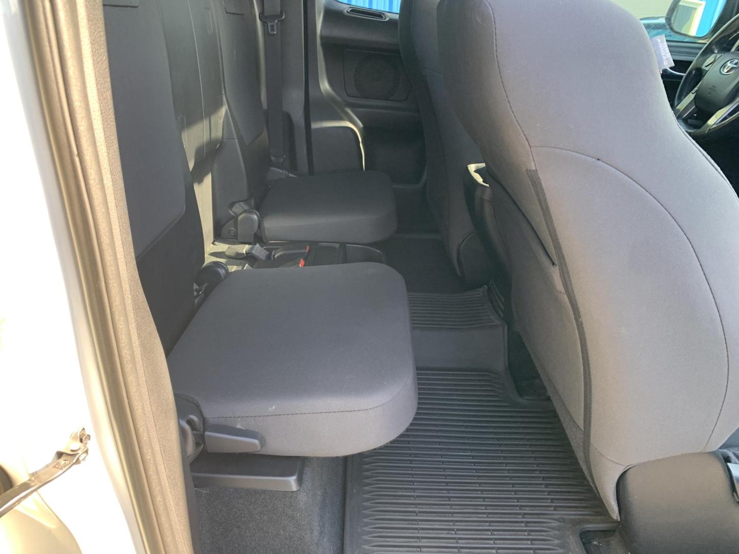 2017 WHITE /BLACK Toyota Tacoma SR5 Access Cab V6 6AT 4WD (5TFSZ5AN8HX) with an 3.5L V6 DOHC 24V engine, Automatic transmission, located at 506 S. Kingshighway, Cape Girardeau, MO, 63703, (573) 235-5000, 37.294991, -89.553635 - 2017 Toyota Tacoma SR5 Access Cab 236,xxx miles Alarm System Bluetooth Cloth Seats Navigation System Power Windows Remote Keyless Entry Tilt Steering Wheel USB Port We have financing available and we accept trades! Fill out a credit application on our website or come by today! If you hav - Photo#11