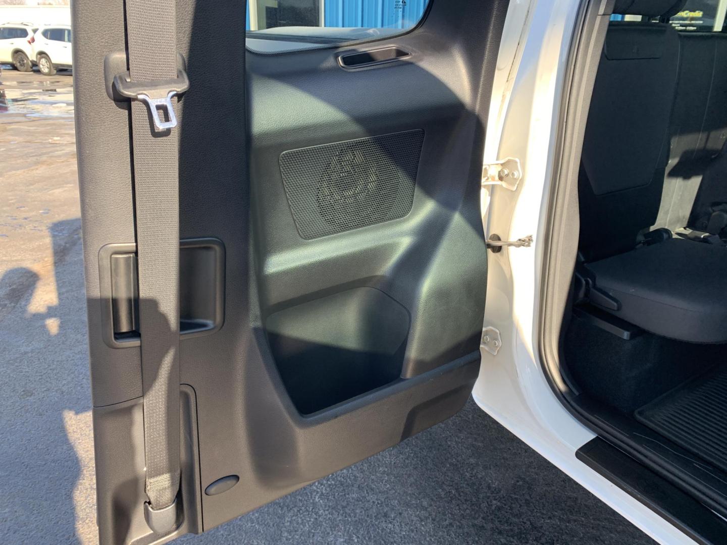 2017 WHITE /BLACK Toyota Tacoma SR5 Access Cab V6 6AT 4WD (5TFSZ5AN8HX) with an 3.5L V6 DOHC 24V engine, Automatic transmission, located at 506 S. Kingshighway, Cape Girardeau, MO, 63703, (573) 235-5000, 37.294991, -89.553635 - 2017 Toyota Tacoma SR5 Access Cab 236,xxx miles Alarm System Bluetooth Cloth Seats Navigation System Power Windows Remote Keyless Entry Tilt Steering Wheel USB Port We have financing available and we accept trades! Fill out a credit application on our website or come by today! If you hav - Photo#12