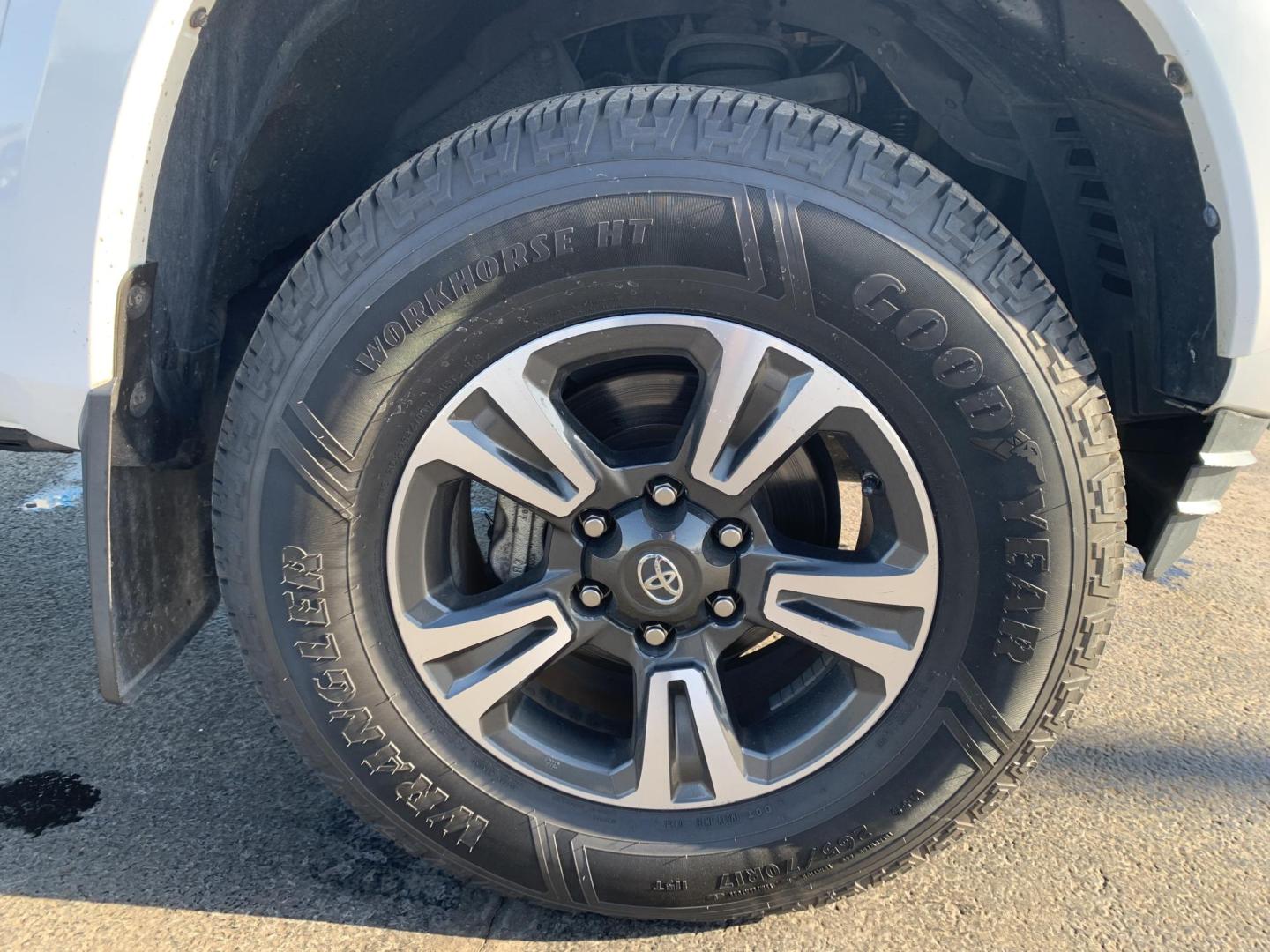 2017 WHITE /BLACK Toyota Tacoma SR5 Access Cab V6 6AT 4WD (5TFSZ5AN8HX) with an 3.5L V6 DOHC 24V engine, Automatic transmission, located at 506 S. Kingshighway, Cape Girardeau, MO, 63703, (573) 235-5000, 37.294991, -89.553635 - 2017 Toyota Tacoma SR5 Access Cab 236,xxx miles Alarm System Bluetooth Cloth Seats Navigation System Power Windows Remote Keyless Entry Tilt Steering Wheel USB Port We have financing available and we accept trades! Fill out a credit application on our website or come by today! If you hav - Photo#29