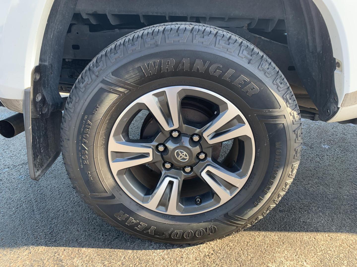2017 WHITE /BLACK Toyota Tacoma SR5 Access Cab V6 6AT 4WD (5TFSZ5AN8HX) with an 3.5L V6 DOHC 24V engine, Automatic transmission, located at 506 S. Kingshighway, Cape Girardeau, MO, 63703, (573) 235-5000, 37.294991, -89.553635 - 2017 Toyota Tacoma SR5 Access Cab 236,xxx miles Alarm System Bluetooth Cloth Seats Navigation System Power Windows Remote Keyless Entry Tilt Steering Wheel USB Port We have financing available and we accept trades! Fill out a credit application on our website or come by today! If you hav - Photo#30