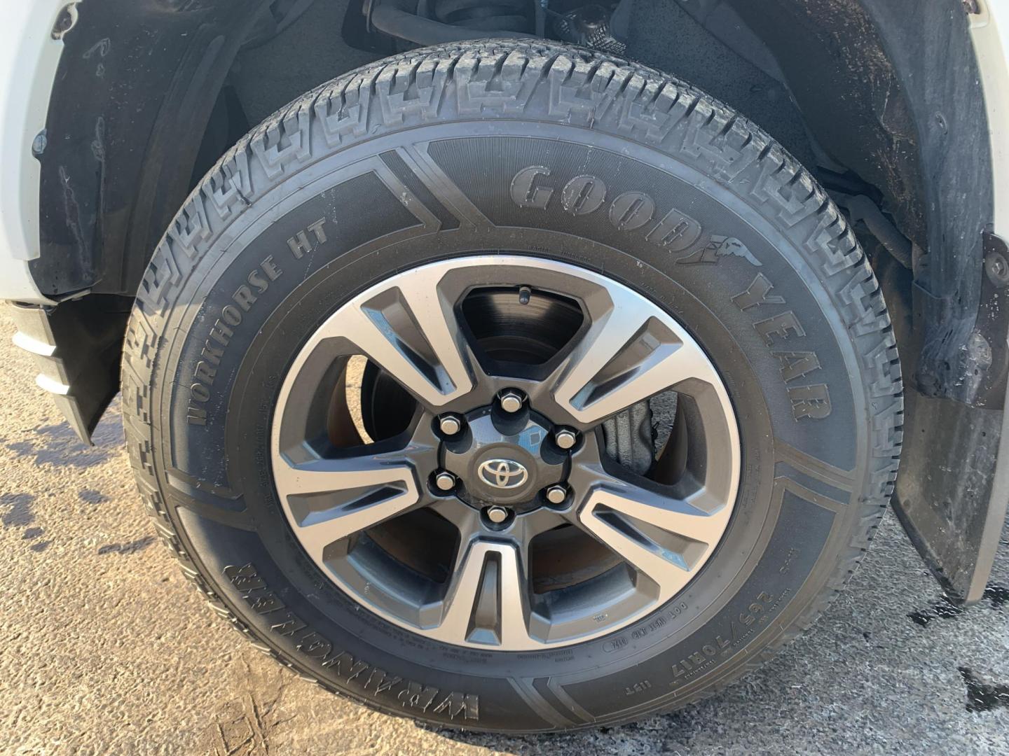 2017 WHITE /BLACK Toyota Tacoma SR5 Access Cab V6 6AT 4WD (5TFSZ5AN8HX) with an 3.5L V6 DOHC 24V engine, Automatic transmission, located at 506 S. Kingshighway, Cape Girardeau, MO, 63703, (573) 235-5000, 37.294991, -89.553635 - 2017 Toyota Tacoma SR5 Access Cab 236,xxx miles Alarm System Bluetooth Cloth Seats Navigation System Power Windows Remote Keyless Entry Tilt Steering Wheel USB Port We have financing available and we accept trades! Fill out a credit application on our website or come by today! If you hav - Photo#32