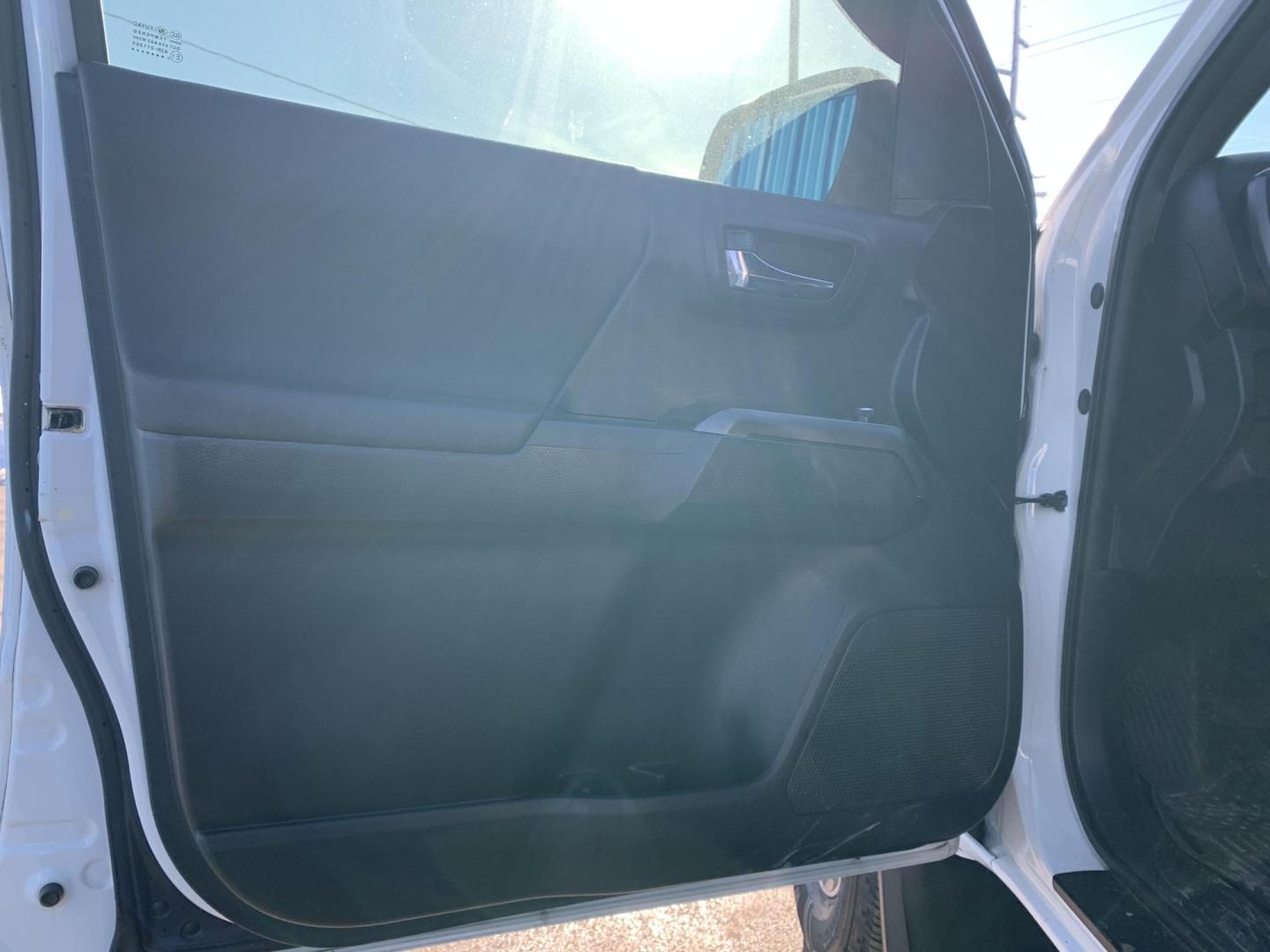 2017 WHITE /BLACK Toyota Tacoma SR5 Access Cab V6 6AT 4WD (5TFSZ5AN8HX) with an 3.5L V6 DOHC 24V engine, Automatic transmission, located at 506 S. Kingshighway, Cape Girardeau, MO, 63703, (573) 235-5000, 37.294991, -89.553635 - 2017 Toyota Tacoma SR5 Access Cab 236,xxx miles Alarm System Bluetooth Cloth Seats Navigation System Power Windows Remote Keyless Entry Tilt Steering Wheel USB Port We have financing available and we accept trades! Fill out a credit application on our website or come by today! If you hav - Photo#14