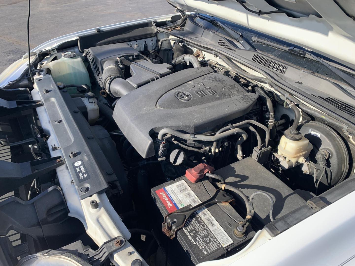 2017 WHITE /BLACK Toyota Tacoma SR5 Access Cab V6 6AT 4WD (5TFSZ5AN8HX) with an 3.5L V6 DOHC 24V engine, Automatic transmission, located at 506 S. Kingshighway, Cape Girardeau, MO, 63703, (573) 235-5000, 37.294991, -89.553635 - 2017 Toyota Tacoma SR5 Access Cab 236,xxx miles Alarm System Bluetooth Cloth Seats Navigation System Power Windows Remote Keyless Entry Tilt Steering Wheel USB Port We have financing available and we accept trades! Fill out a credit application on our website or come by today! If you hav - Photo#13