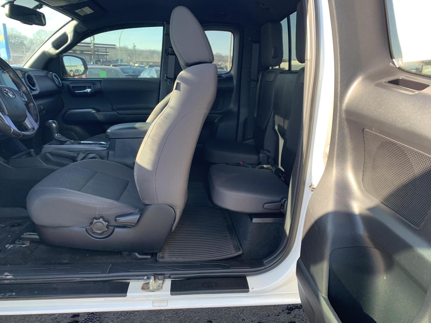 2017 WHITE /BLACK Toyota Tacoma SR5 Access Cab V6 6AT 4WD (5TFSZ5AN8HX) with an 3.5L V6 DOHC 24V engine, Automatic transmission, located at 506 S. Kingshighway, Cape Girardeau, MO, 63703, (573) 235-5000, 37.294991, -89.553635 - 2017 Toyota Tacoma SR5 Access Cab 236,xxx miles Alarm System Bluetooth Cloth Seats Navigation System Power Windows Remote Keyless Entry Tilt Steering Wheel USB Port We have financing available and we accept trades! Fill out a credit application on our website or come by today! If you hav - Photo#16
