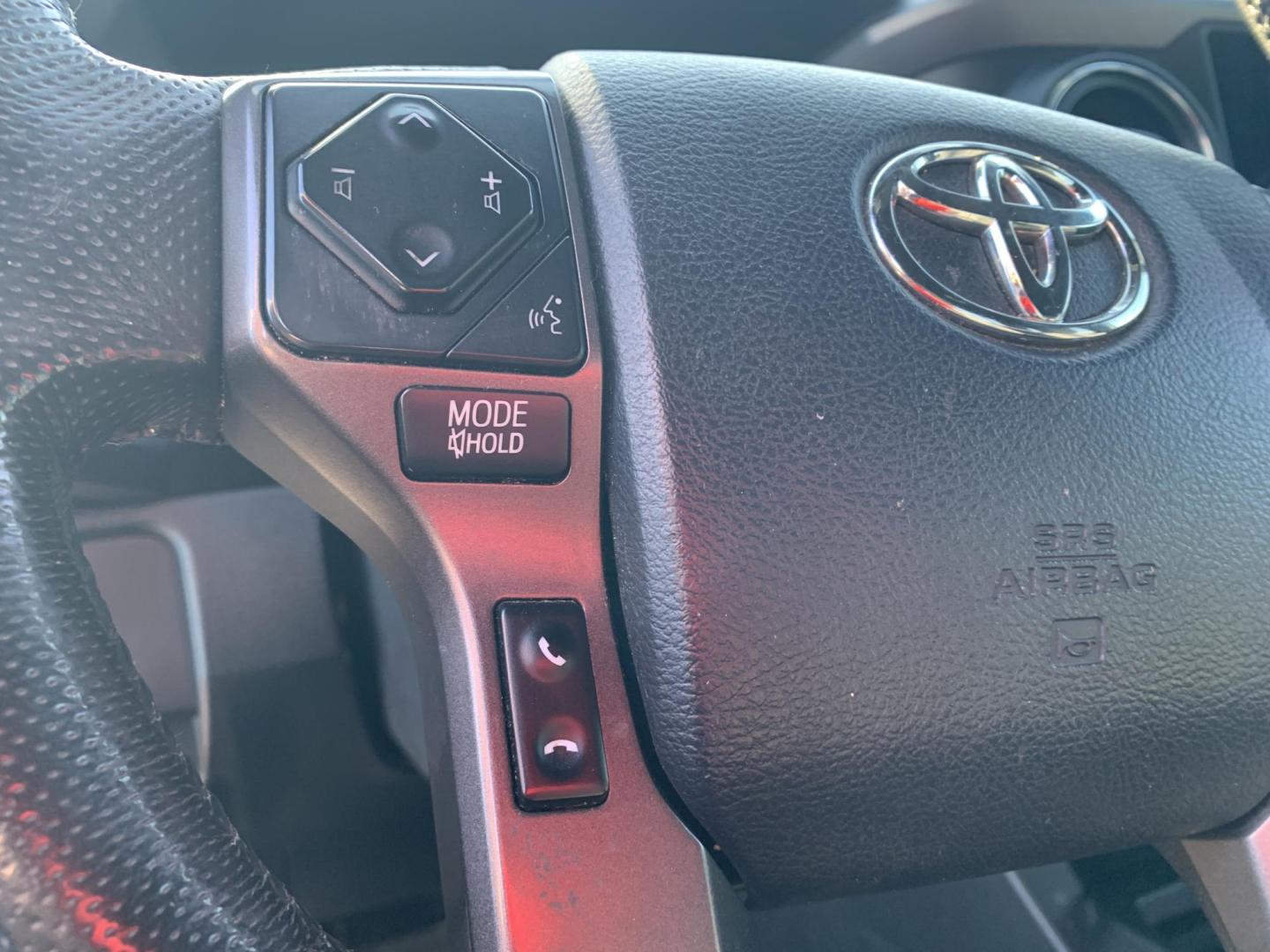 2017 WHITE /BLACK Toyota Tacoma SR5 Access Cab V6 6AT 4WD (5TFSZ5AN8HX) with an 3.5L V6 DOHC 24V engine, Automatic transmission, located at 506 S. Kingshighway, Cape Girardeau, MO, 63703, (573) 235-5000, 37.294991, -89.553635 - 2017 Toyota Tacoma SR5 Access Cab 236,xxx miles Alarm System Bluetooth Cloth Seats Navigation System Power Windows Remote Keyless Entry Tilt Steering Wheel USB Port We have financing available and we accept trades! Fill out a credit application on our website or come by today! If you hav - Photo#18