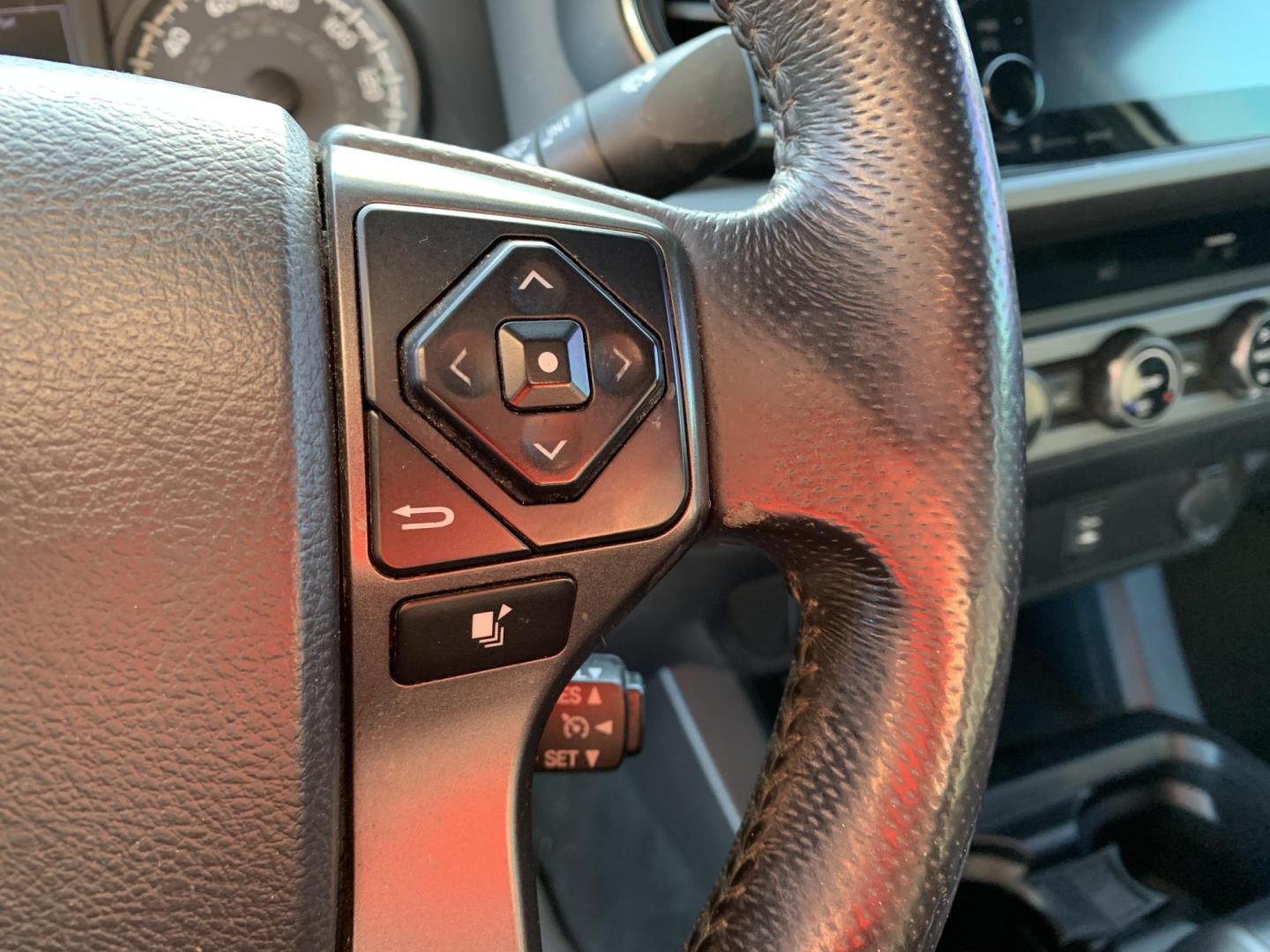 2017 WHITE /BLACK Toyota Tacoma SR5 Access Cab V6 6AT 4WD (5TFSZ5AN8HX) with an 3.5L V6 DOHC 24V engine, Automatic transmission, located at 506 S. Kingshighway, Cape Girardeau, MO, 63703, (573) 235-5000, 37.294991, -89.553635 - 2017 Toyota Tacoma SR5 Access Cab 236,xxx miles Alarm System Bluetooth Cloth Seats Navigation System Power Windows Remote Keyless Entry Tilt Steering Wheel USB Port We have financing available and we accept trades! Fill out a credit application on our website or come by today! If you hav - Photo#19