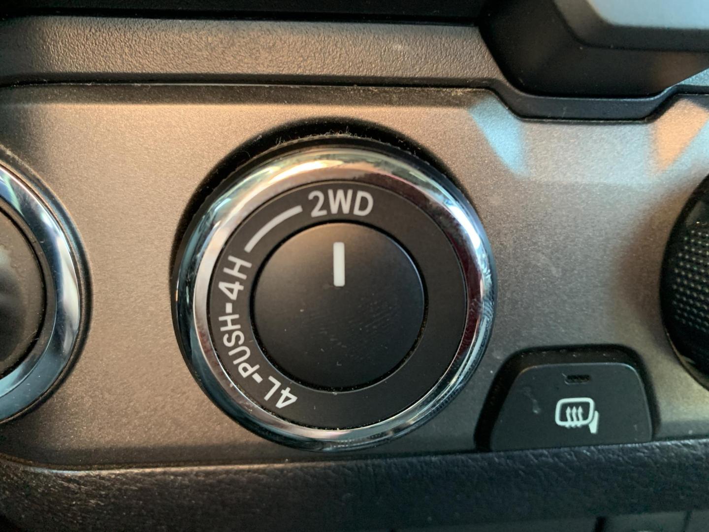 2017 WHITE /BLACK Toyota Tacoma SR5 Access Cab V6 6AT 4WD (5TFSZ5AN8HX) with an 3.5L V6 DOHC 24V engine, Automatic transmission, located at 506 S. Kingshighway, Cape Girardeau, MO, 63703, (573) 235-5000, 37.294991, -89.553635 - 2017 Toyota Tacoma SR5 Access Cab 236,xxx miles Alarm System Bluetooth Cloth Seats Navigation System Power Windows Remote Keyless Entry Tilt Steering Wheel USB Port We have financing available and we accept trades! Fill out a credit application on our website or come by today! If you hav - Photo#22