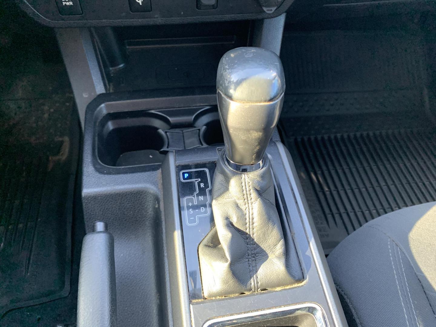 2017 WHITE /BLACK Toyota Tacoma SR5 Access Cab V6 6AT 4WD (5TFSZ5AN8HX) with an 3.5L V6 DOHC 24V engine, Automatic transmission, located at 506 S. Kingshighway, Cape Girardeau, MO, 63703, (573) 235-5000, 37.294991, -89.553635 - 2017 Toyota Tacoma SR5 Access Cab 236,xxx miles Alarm System Bluetooth Cloth Seats Navigation System Power Windows Remote Keyless Entry Tilt Steering Wheel USB Port We have financing available and we accept trades! Fill out a credit application on our website or come by today! If you hav - Photo#27