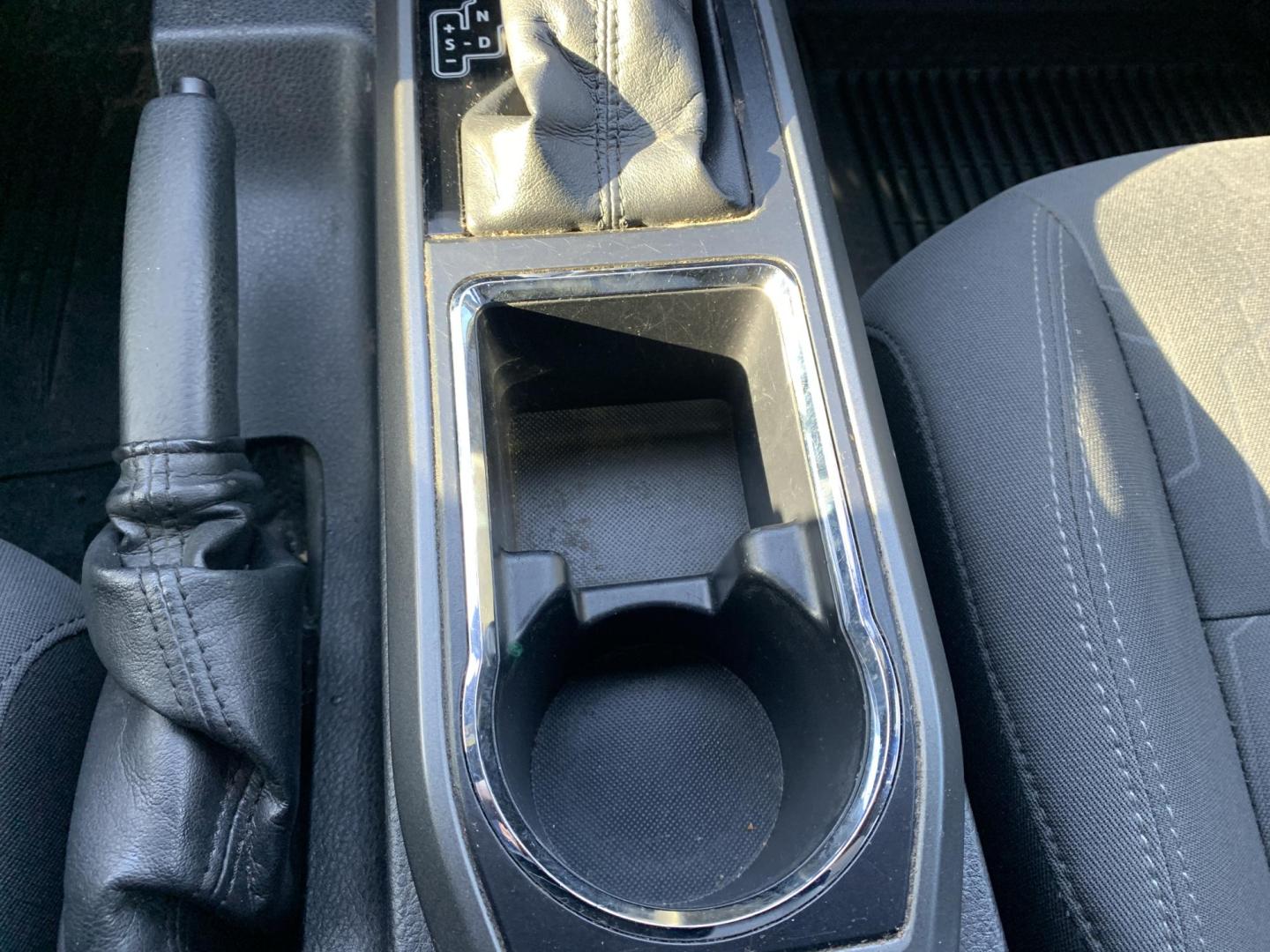 2017 WHITE /BLACK Toyota Tacoma SR5 Access Cab V6 6AT 4WD (5TFSZ5AN8HX) with an 3.5L V6 DOHC 24V engine, Automatic transmission, located at 506 S. Kingshighway, Cape Girardeau, MO, 63703, (573) 235-5000, 37.294991, -89.553635 - 2017 Toyota Tacoma SR5 Access Cab 236,xxx miles Alarm System Bluetooth Cloth Seats Navigation System Power Windows Remote Keyless Entry Tilt Steering Wheel USB Port We have financing available and we accept trades! Fill out a credit application on our website or come by today! If you hav - Photo#28