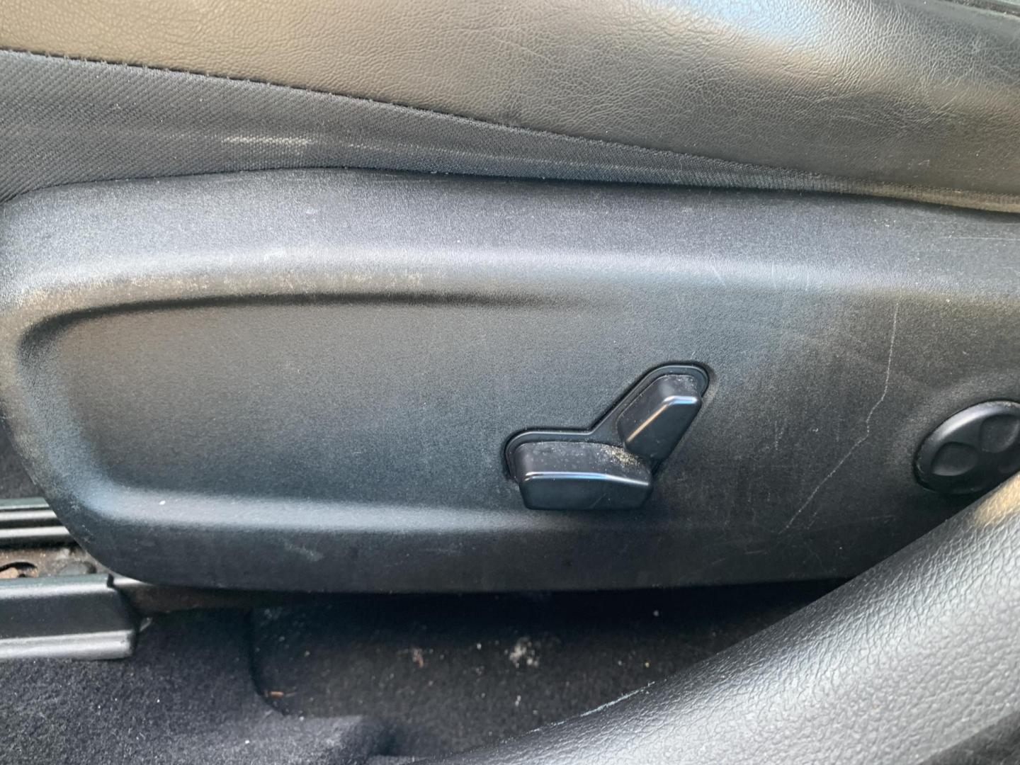 2019 GRAY /BLACK Chrysler 300 Limited (2C3CCAEG3KH) with an 3.6L V6 SOHC 24V engine, Automatic transmission, located at 506 S. Kingshighway, Cape Girardeau, MO, 63703, (573) 235-5000, 37.294991, -89.553635 - 2019 Chrysler 300 Limited RWD 94,xxx Miles Alarm System Bluetooth Cruise Control Heated Seats Leather Seats Navigation System Power Driver's Seat Power Windows Keyless Entry Push-Button Engine Start Remote Engine Start Remote Keyless Entry Steering Wheel Controls Tilt Steering Wheel - Photo#18