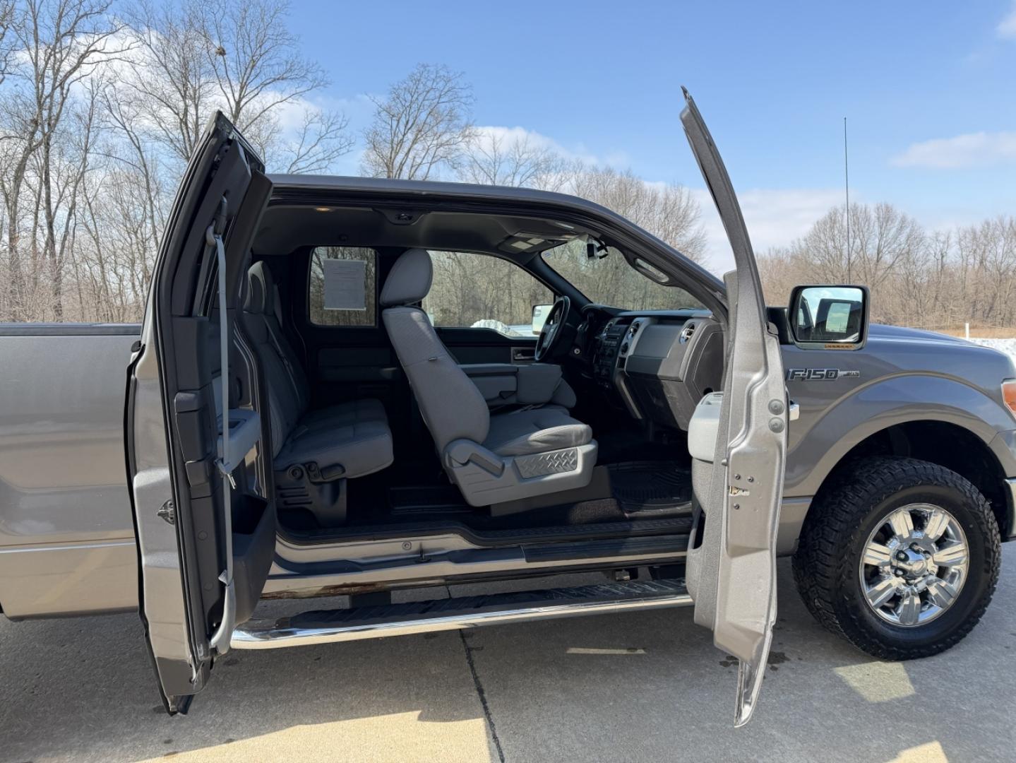 2011 GRAY /Gray Ford F-150 XLT SuperCab 6.5-ft. Bed 4WD (1FTFX1EF5BF) with an 5.0L V8 engine, Automatic transmission, located at 2990 Old Orchard Rd., Jackson, MO, 63755, 37.354214, -89.612106 - 2011 Ford F-150 XLT 149xxx miles 4x4 5.0L V8 Automatic Power Driver Seat Cruise Power Windows/Locks/Mirrors We have financing available and we accept trades! Fill out a credit application on our website or come by today! If you have any questions, give us a call at (573) 204-7777 or visit o - Photo#17