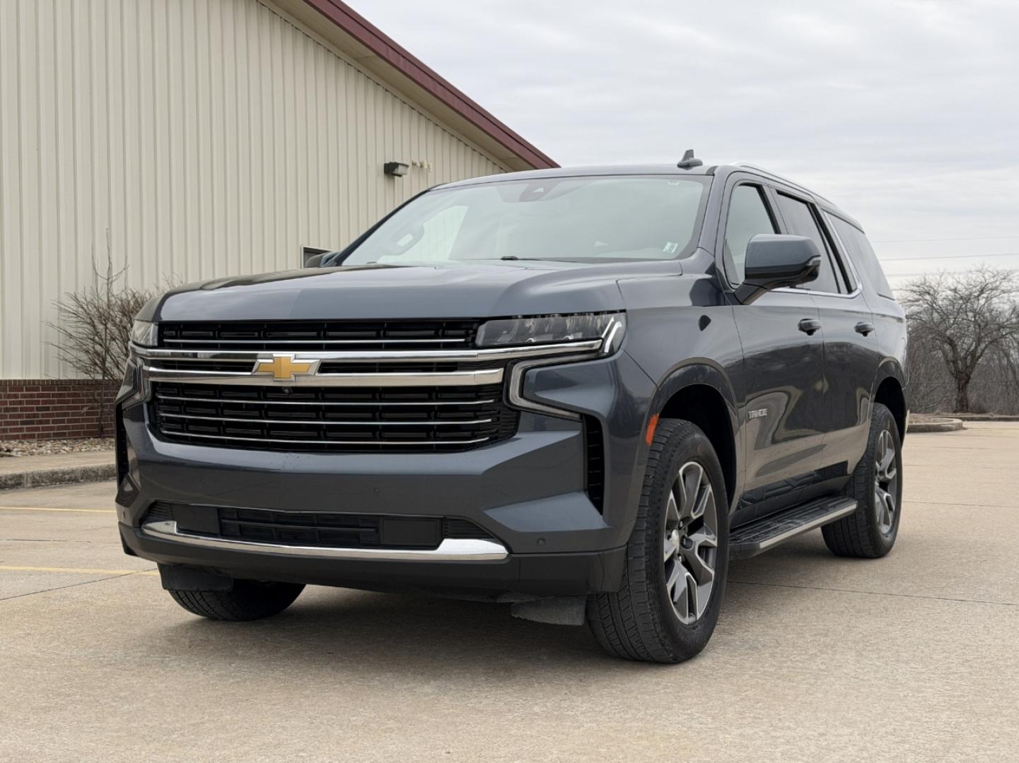 2021 GRAY /Tan Chevrolet Tahoe LT 4WD (1GNSKNKD0MR) with an 5.3L V8 engine, Automatic transmission, located at 2990 Old Orchard Rd., Jackson, MO, 63755, 37.354214, -89.612106 - 2021 Chevrolet Tahoe 1500 LT 105xxx miles 4 Whee Drive 5.3L V8 Automatic Leather 3rd Row Backup Camera Power/Heated Seats Heated Rear Seats Heated Steering Wheel Sunroof Bluetooth Remote Start Cruise Power Windows/Locks/Mirrors We have financing available and we accept trades! Fill o - Photo#10