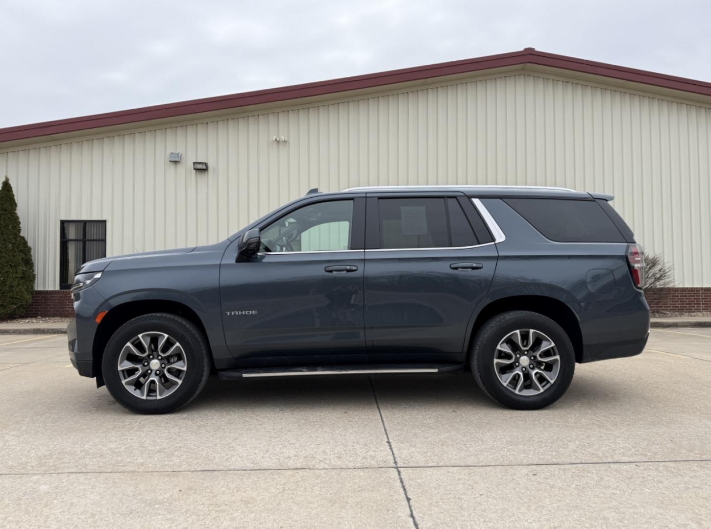 2021 GRAY /Tan Chevrolet Tahoe LT 4WD (1GNSKNKD0MR) with an 5.3L V8 engine, Automatic transmission, located at 2990 Old Orchard Rd., Jackson, MO, 63755, 37.354214, -89.612106 - 2021 Chevrolet Tahoe 1500 LT 105xxx miles 4 Whee Drive 5.3L V8 Automatic Leather 3rd Row Backup Camera Power/Heated Seats Heated Rear Seats Heated Steering Wheel Sunroof Bluetooth Remote Start Cruise Power Windows/Locks/Mirrors We have financing available and we accept trades! Fill o - Photo#11