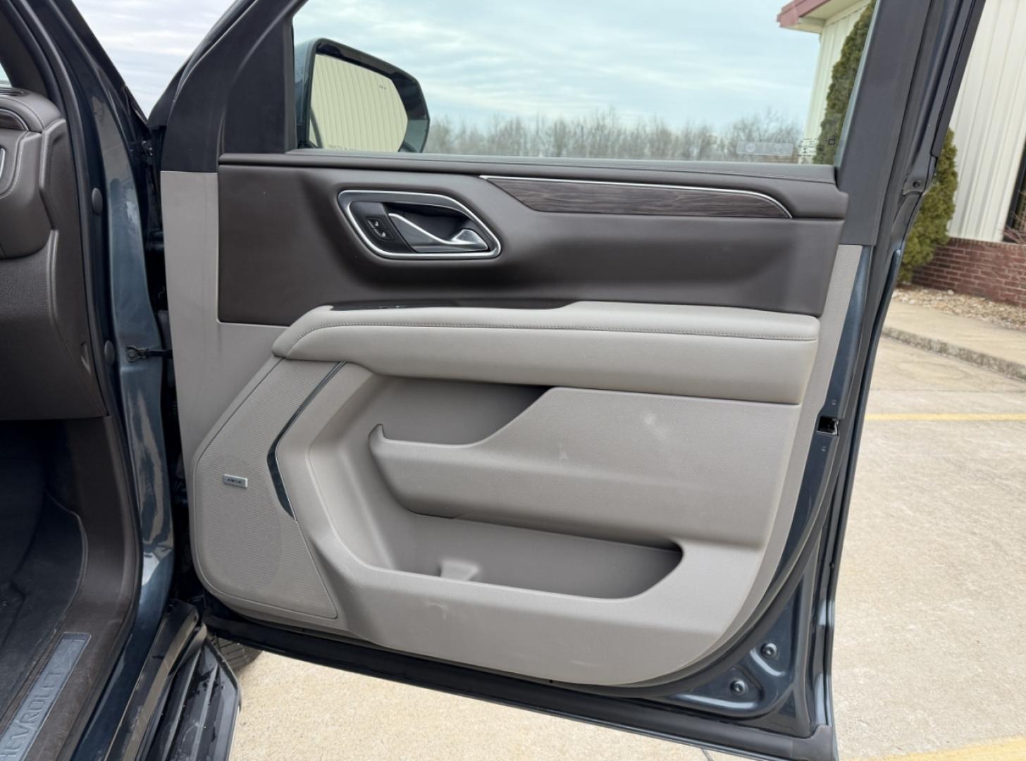 2021 GRAY /Tan Chevrolet Tahoe LT 4WD (1GNSKNKD0MR) with an 5.3L V8 engine, Automatic transmission, located at 2990 Old Orchard Rd., Jackson, MO, 63755, 37.354214, -89.612106 - 2021 Chevrolet Tahoe 1500 LT 105xxx miles 4 Whee Drive 5.3L V8 Automatic Leather 3rd Row Backup Camera Power/Heated Seats Heated Rear Seats Heated Steering Wheel Sunroof Bluetooth Remote Start Cruise Power Windows/Locks/Mirrors We have financing available and we accept trades! Fill o - Photo#19