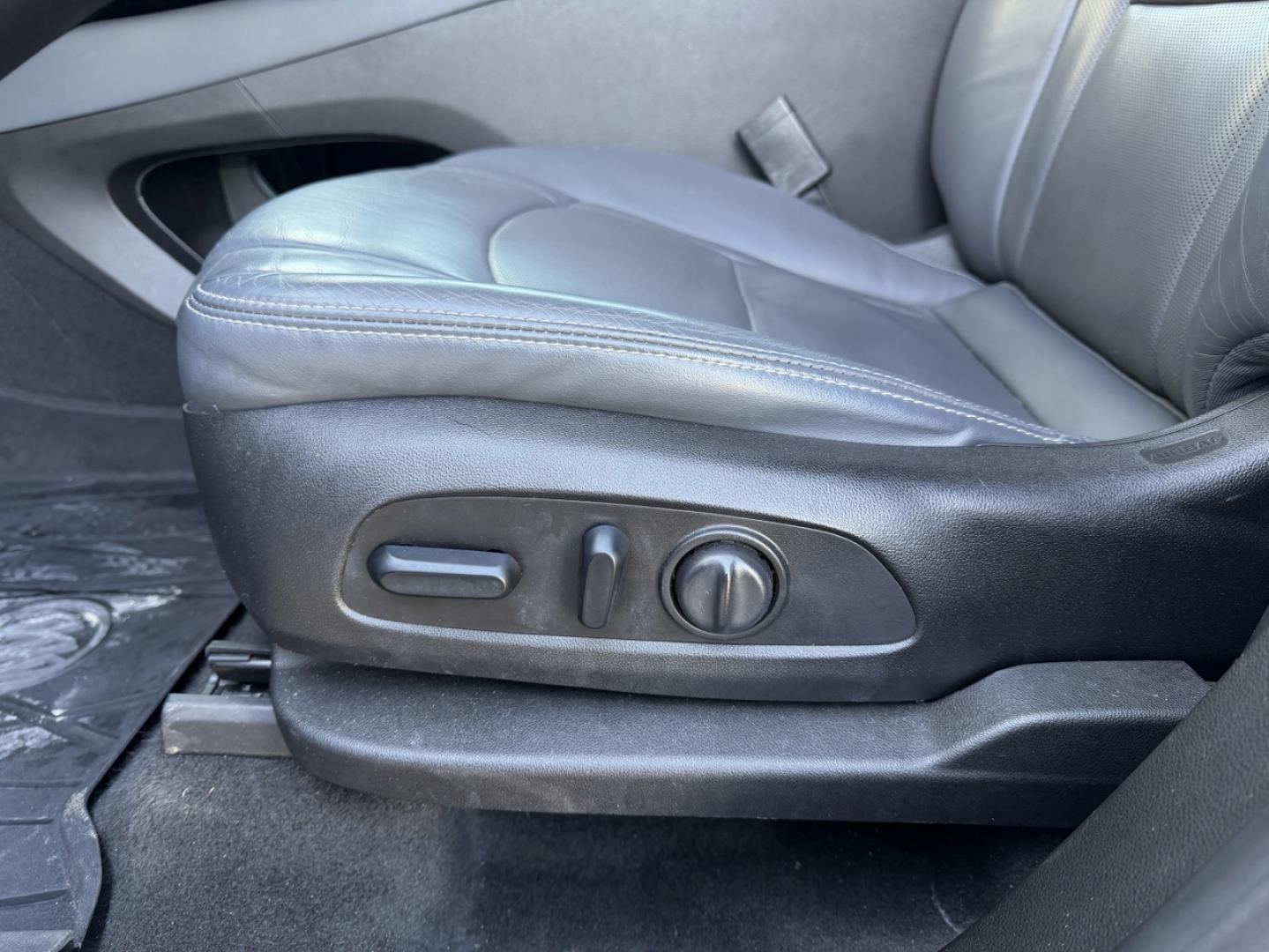 2018 WHITE /Gray Buick Enclave Essence FWD (5GAERBKW0JJ) with an 3.6L V6 engine, Automatic transmission, located at 2990 Old Orchard Rd., Jackson, MO, 63755, 37.354214, -89.612106 - 2018 Buick Enclave Essence 122xxx miles Front Wheel Drive 3.6L V6 Automatic Leather 3rd Row Navigation Power/Heated Seats Backup Camera Sunroof Bluetooth Remote Start Cruise Power Windows/Locks/Mirrors We have financing available and we accept trades! Fill out a credit application on - Photo#6