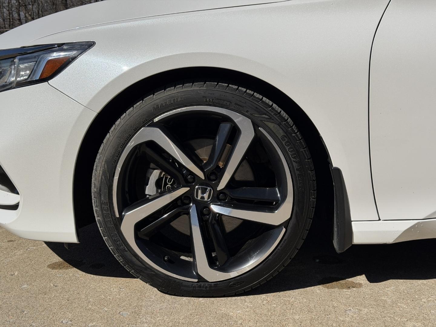 2018 WHITE /Black Honda Accord Sport CVT (1HGCV1F38JA) with an 1.5L 4 Cyl. engine, CVT transmission, located at 2990 Old Orchard Rd., Jackson, MO, 63755, 37.354214, -89.612106 - 2018 Honda Accord Sport 169xxx miles Front Wheel Drive 1.5L 4 Cyl. Automatic Leather Backup Camera Power Driver Seat Bluetooth Cruise Power Windows/Locks/Mirrors We have financing available and we accept trades! Fill out a credit application on our website or come by today! If you have a - Photo#33
