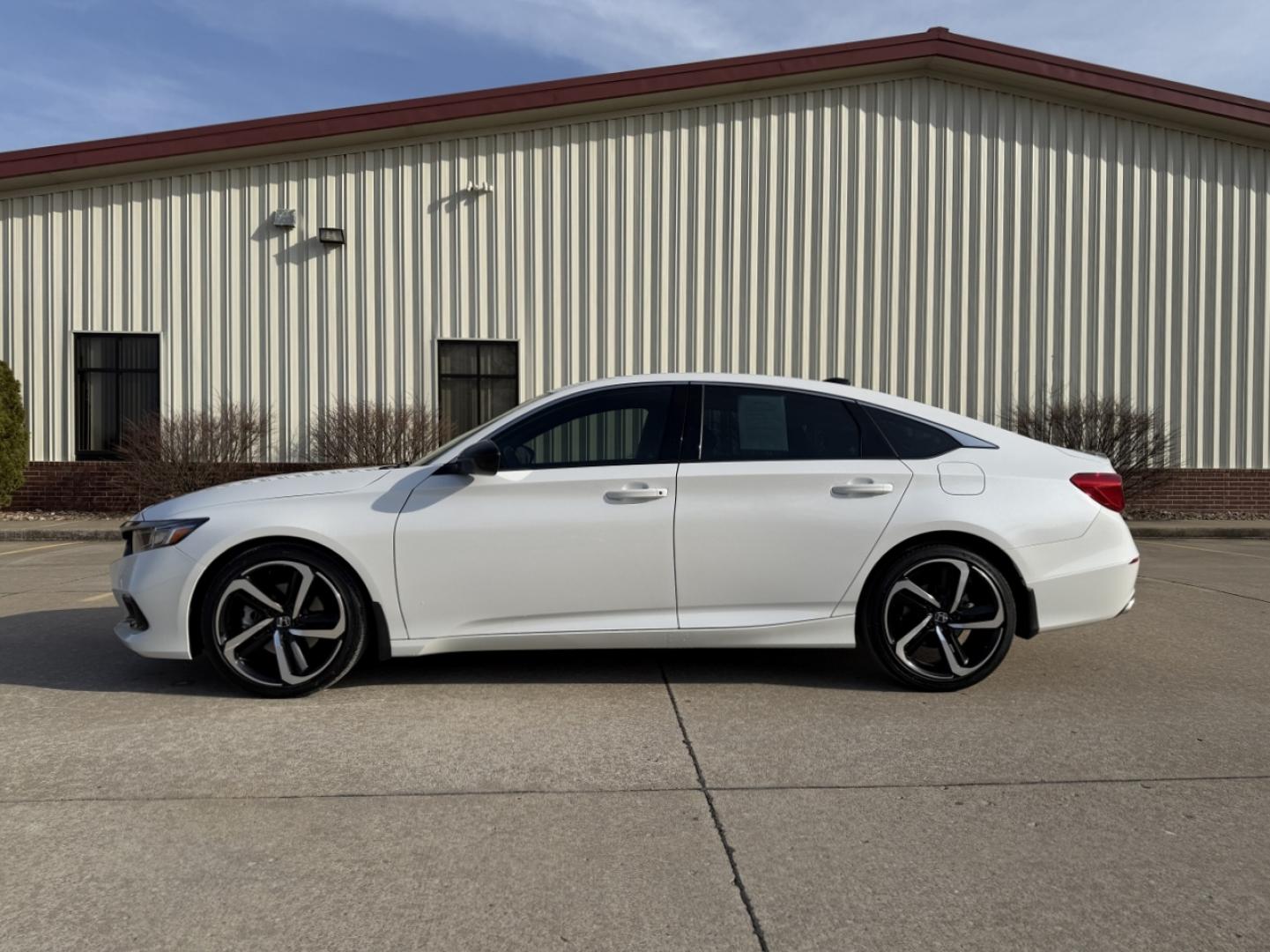2022 WHITE /Black Honda Accord Sport CVT (1HGCV1F34NA) with an 1.5L 4 Cyl. engine, Automatic transmission, located at 2990 Old Orchard Rd., Jackson, MO, 63755, 37.354214, -89.612106 - 2022 Honda Accord Sport 64xxx miles Front Wheel Drive 1.5L 4 Cyl. Automatic Power Driver Seat Backup Camera Bluetooth Cruise Power Windows/Locks/Mirrors We have financing available and we accept trades! Fill out a credit application on our website or come by today! If you have any questio - Photo#5
