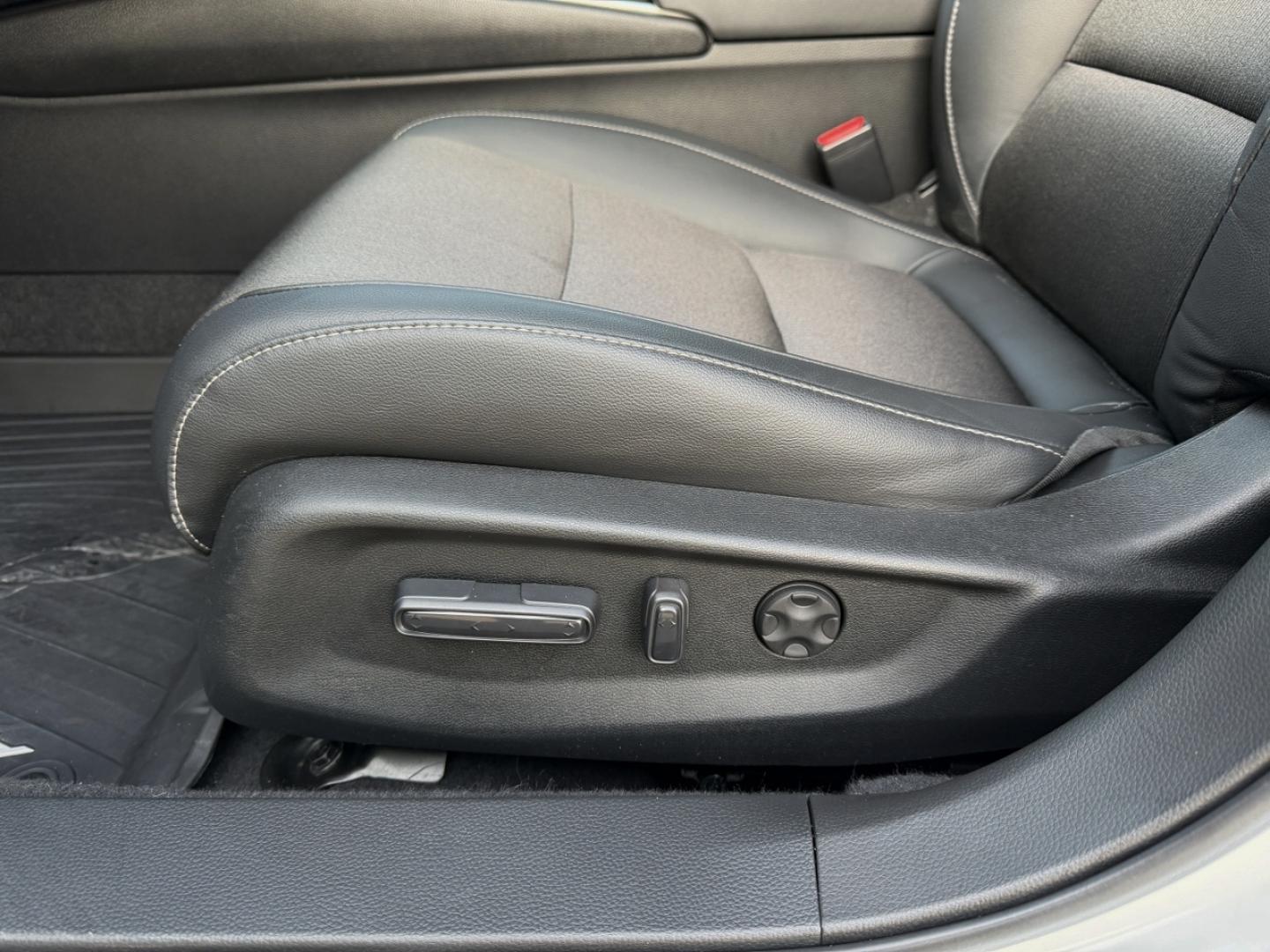 2022 WHITE /Black Honda Accord Sport CVT (1HGCV1F34NA) with an 1.5L 4 Cyl. engine, Automatic transmission, located at 2990 Old Orchard Rd., Jackson, MO, 63755, 37.354214, -89.612106 - 2022 Honda Accord Sport 64xxx miles Front Wheel Drive 1.5L 4 Cyl. Automatic Power Driver Seat Backup Camera Bluetooth Cruise Power Windows/Locks/Mirrors We have financing available and we accept trades! Fill out a credit application on our website or come by today! If you have any questio - Photo#3