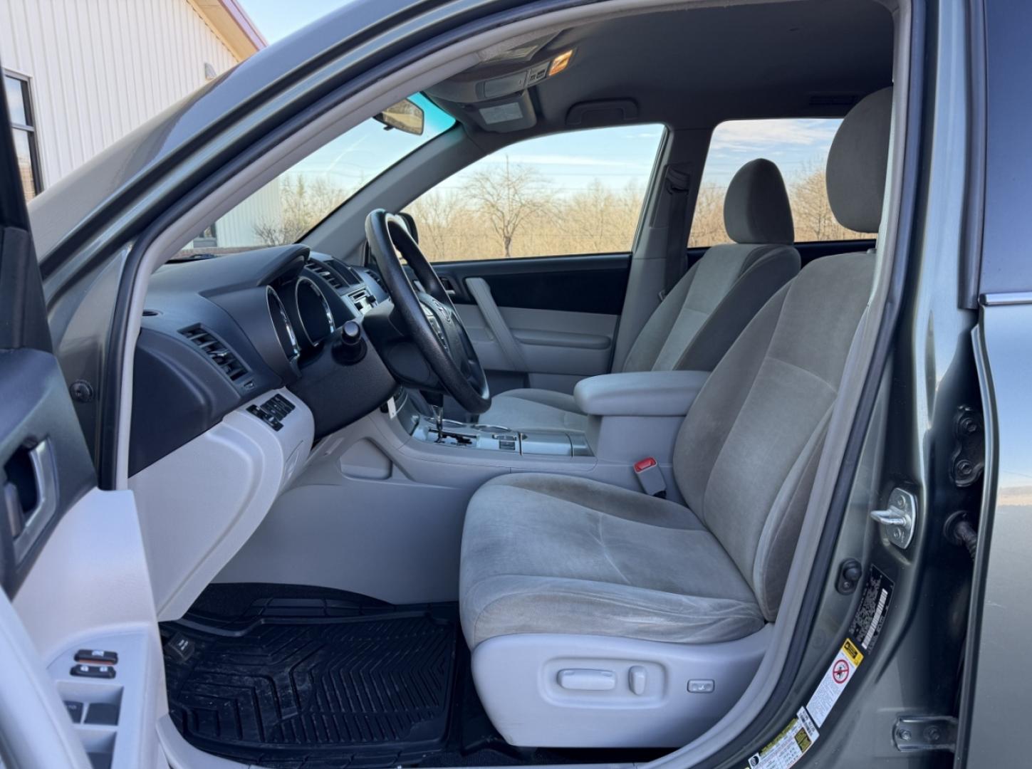 2013 GREEN /Gray Toyota Highlander 2WD (5TDZK3EH8DS) with an 3.5L V6 engine, Automatic transmission, located at 2990 Old Orchard Rd., Jackson, MO, 63755, 37.354214, -89.612106 - 2013 Toyota Highlander 221xxx miles Front Wheel Drive 3.5L V6 Automatic Backup Camera 3rd Row Power Driver Seat Bluetooth Cruise Power Windows/Locks/Mirrors We have financing available and we accept trades! Fill out a credit application on our website or come by today! If you have any qu - Photo#12