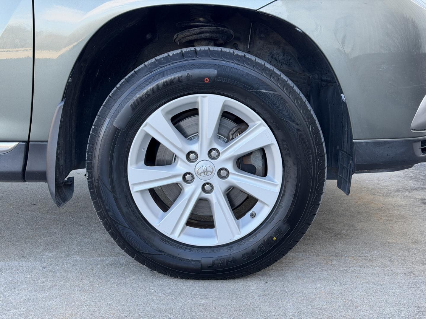 2013 GREEN /Gray Toyota Highlander 2WD (5TDZK3EH8DS) with an 3.5L V6 engine, Automatic transmission, located at 2990 Old Orchard Rd., Jackson, MO, 63755, 37.354214, -89.612106 - 2013 Toyota Highlander 221xxx miles Front Wheel Drive 3.5L V6 Automatic Backup Camera 3rd Row Power Driver Seat Bluetooth Cruise Power Windows/Locks/Mirrors We have financing available and we accept trades! Fill out a credit application on our website or come by today! If you have any qu - Photo#37