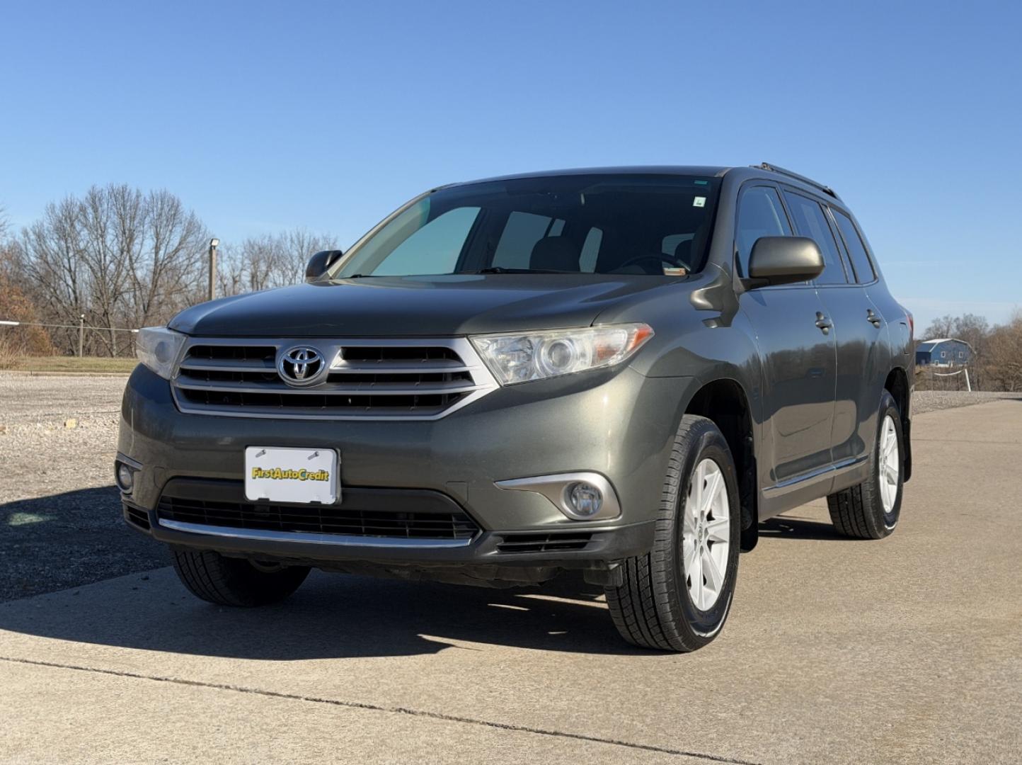 2013 GREEN /Gray Toyota Highlander 2WD (5TDZK3EH8DS) with an 3.5L V6 engine, Automatic transmission, located at 2990 Old Orchard Rd., Jackson, MO, 63755, 37.354214, -89.612106 - 2013 Toyota Highlander 221xxx miles Front Wheel Drive 3.5L V6 Automatic Backup Camera 3rd Row Power Driver Seat Bluetooth Cruise Power Windows/Locks/Mirrors We have financing available and we accept trades! Fill out a credit application on our website or come by today! If you have any qu - Photo#4