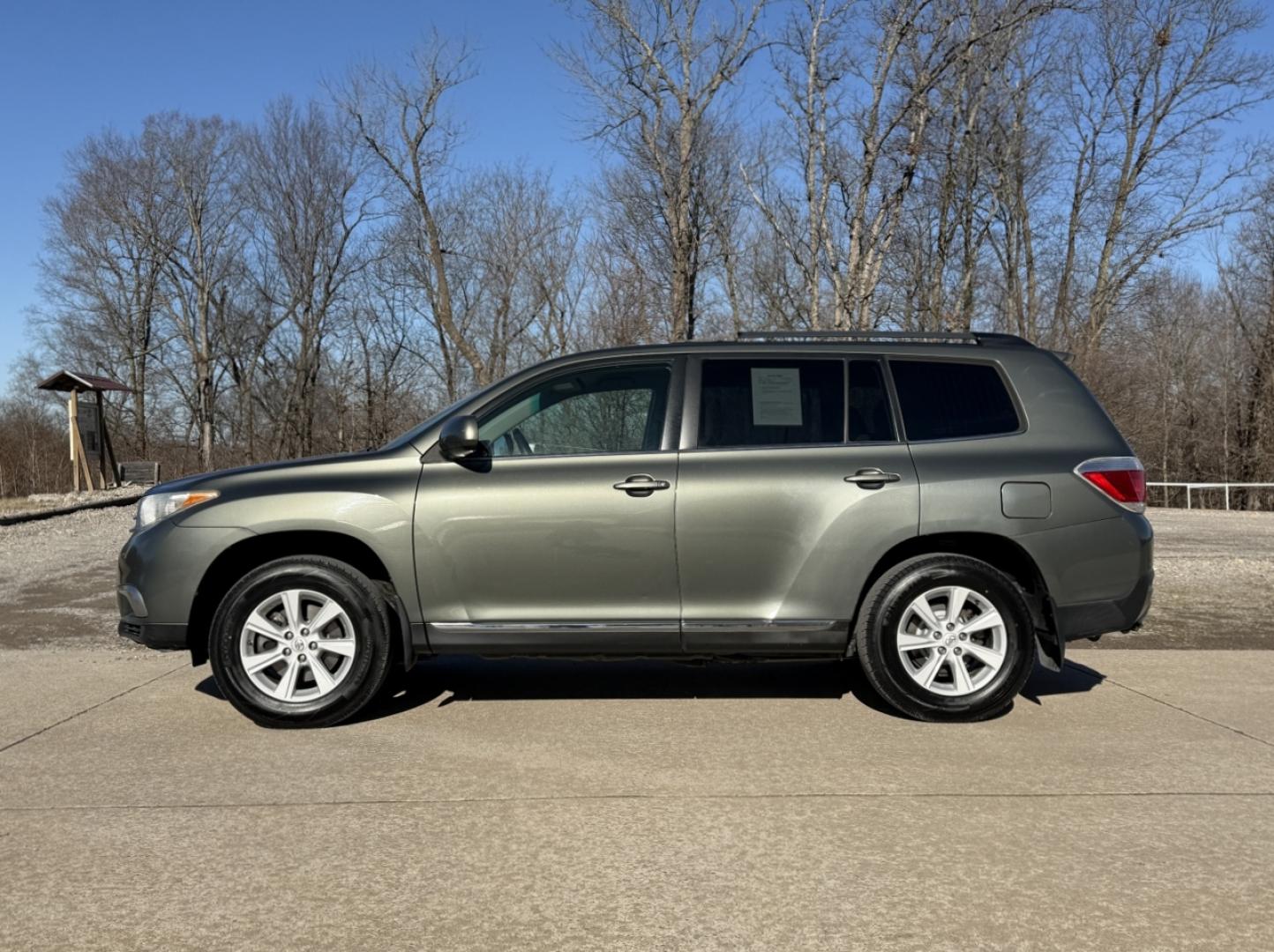 2013 GREEN /Gray Toyota Highlander 2WD (5TDZK3EH8DS) with an 3.5L V6 engine, Automatic transmission, located at 2990 Old Orchard Rd., Jackson, MO, 63755, 37.354214, -89.612106 - 2013 Toyota Highlander 221xxx miles Front Wheel Drive 3.5L V6 Automatic Backup Camera 3rd Row Power Driver Seat Bluetooth Cruise Power Windows/Locks/Mirrors We have financing available and we accept trades! Fill out a credit application on our website or come by today! If you have any qu - Photo#5