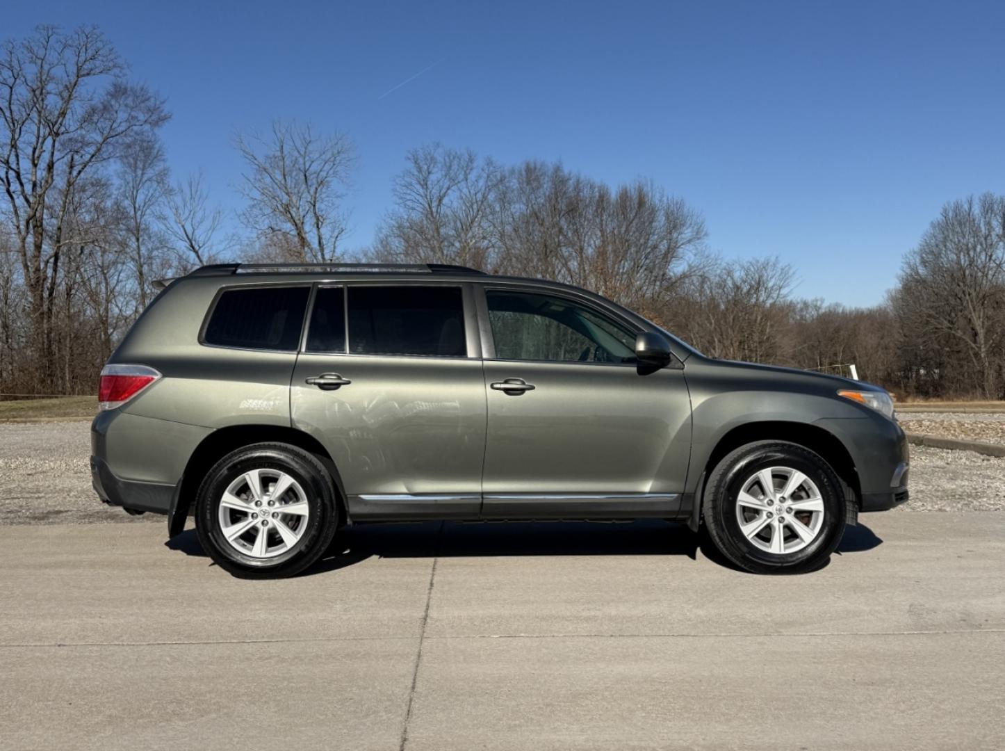 2013 GREEN /Gray Toyota Highlander 2WD (5TDZK3EH8DS) with an 3.5L V6 engine, Automatic transmission, located at 2990 Old Orchard Rd., Jackson, MO, 63755, 37.354214, -89.612106 - 2013 Toyota Highlander 221xxx miles Front Wheel Drive 3.5L V6 Automatic Backup Camera 3rd Row Power Driver Seat Bluetooth Cruise Power Windows/Locks/Mirrors We have financing available and we accept trades! Fill out a credit application on our website or come by today! If you have any qu - Photo#6