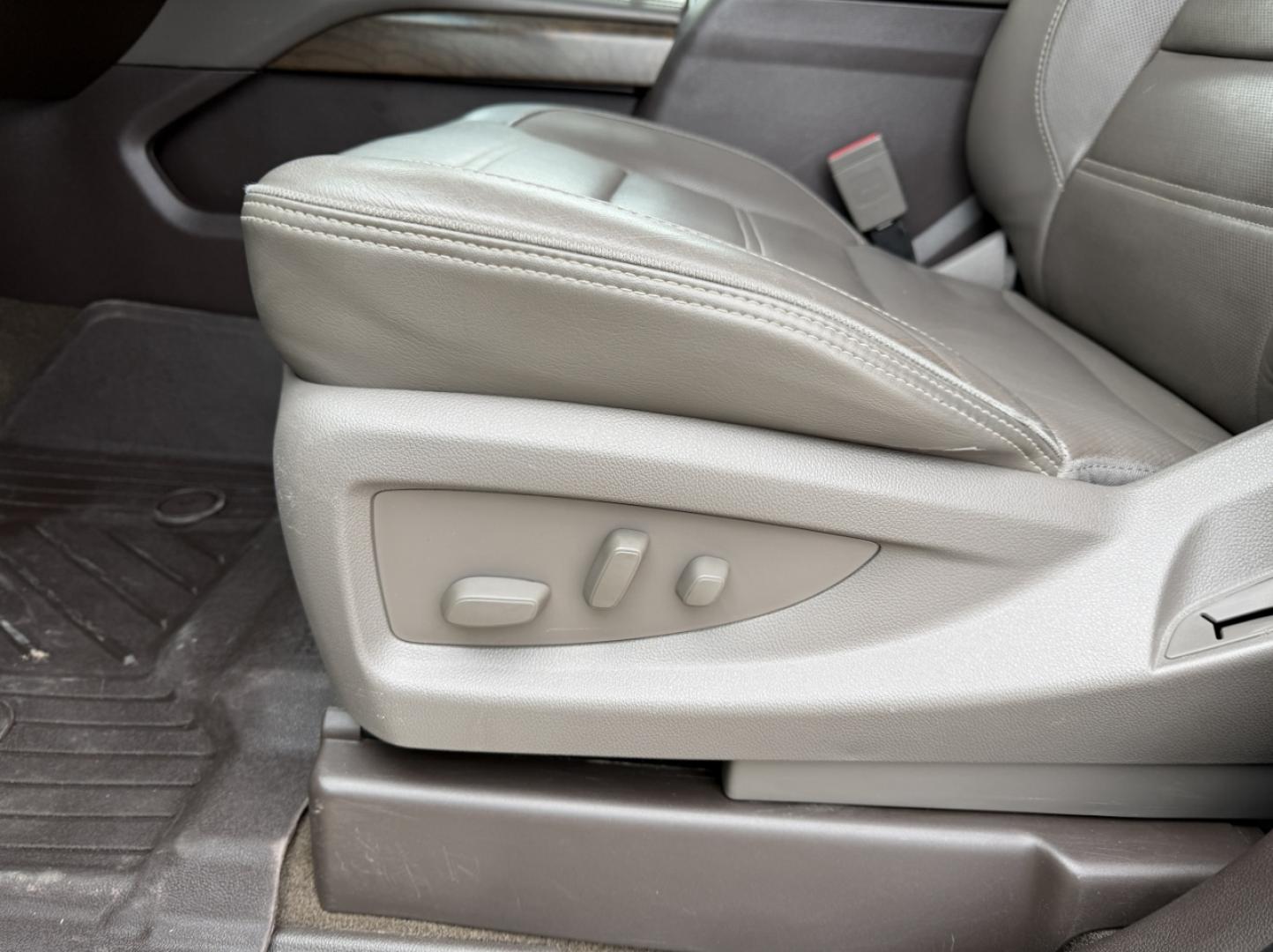 2018 WHITE /Tan GMC Yukon XL Denali 4WD (1GKS2HKJ1JR) with an 6.2L V8 engine, Automatic transmission, located at 2990 Old Orchard Rd., Jackson, MO, 63755, 37.354214, -89.612106 - 2018 GMC Yukon XL Denali 140xxx miles 4 Wheel Drive 6.2L V8 Automatic Leather 3rd Row Navigation Rear Entertainment Backup Camera Power/Heated/Cooled Seats Heated Rear Seats Heated Steering Wheel Power Running Boards Heads Up Display Bluetooth Remote Start Cruise Power Windows/Lock - Photo#7