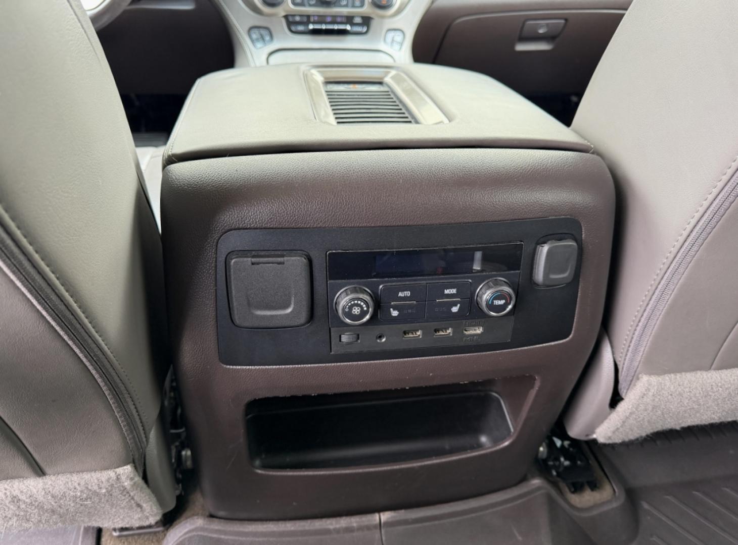 2018 WHITE /Tan GMC Yukon XL Denali 4WD (1GKS2HKJ1JR) with an 6.2L V8 engine, Automatic transmission, located at 2990 Old Orchard Rd., Jackson, MO, 63755, 37.354214, -89.612106 - 2018 GMC Yukon XL Denali 140xxx miles 4 Wheel Drive 6.2L V8 Automatic Leather 3rd Row Navigation Rear Entertainment Backup Camera Power/Heated/Cooled Seats Heated Rear Seats Heated Steering Wheel Power Running Boards Heads Up Display Bluetooth Remote Start Cruise Power Windows/Lock - Photo#9