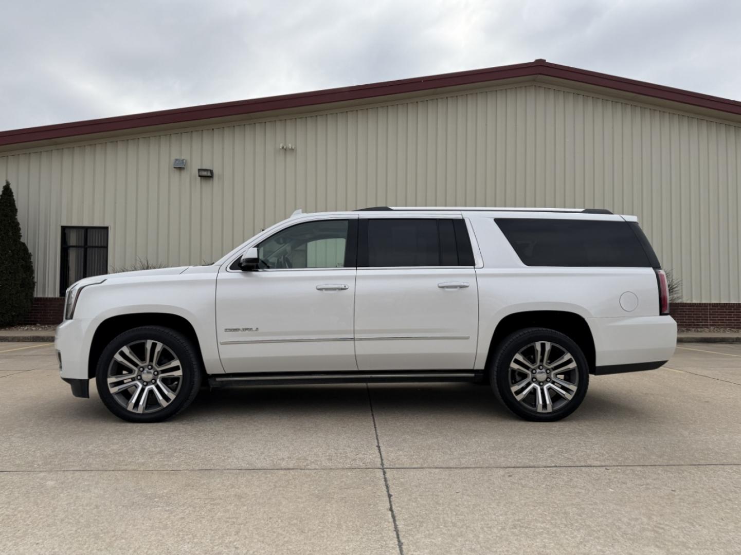 2018 WHITE /Tan GMC Yukon XL Denali 4WD (1GKS2HKJ1JR) with an 6.2L V8 engine, Automatic transmission, located at 2990 Old Orchard Rd., Jackson, MO, 63755, 37.354214, -89.612106 - 2018 GMC Yukon XL Denali 140xxx miles 4 Wheel Drive 6.2L V8 Automatic Leather 3rd Row Navigation Rear Entertainment Backup Camera Power/Heated/Cooled Seats Heated Rear Seats Heated Steering Wheel Power Running Boards Heads Up Display Bluetooth Remote Start Cruise Power Windows/Lock - Photo#12