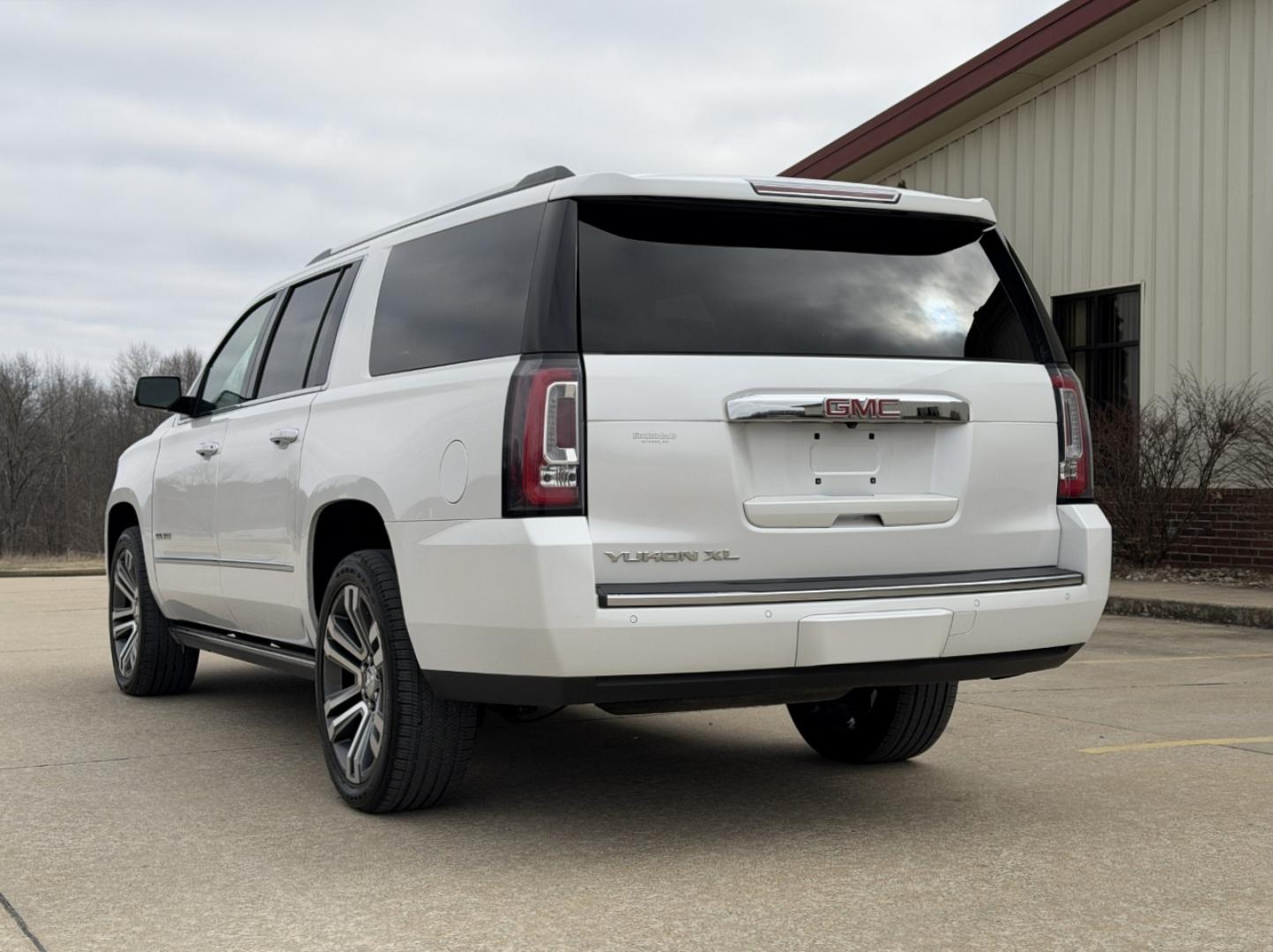 2018 WHITE /Tan GMC Yukon XL Denali 4WD (1GKS2HKJ1JR) with an 6.2L V8 engine, Automatic transmission, located at 2990 Old Orchard Rd., Jackson, MO, 63755, 37.354214, -89.612106 - 2018 GMC Yukon XL Denali 140xxx miles 4 Wheel Drive 6.2L V8 Automatic Leather 3rd Row Navigation Rear Entertainment Backup Camera Power/Heated/Cooled Seats Heated Rear Seats Heated Steering Wheel Power Running Boards Heads Up Display Bluetooth Remote Start Cruise Power Windows/Lock - Photo#15