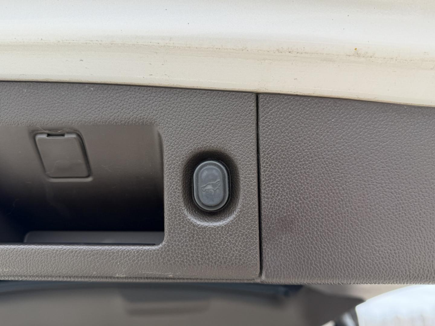 2018 WHITE /Tan GMC Yukon XL Denali 4WD (1GKS2HKJ1JR) with an 6.2L V8 engine, Automatic transmission, located at 2990 Old Orchard Rd., Jackson, MO, 63755, 37.354214, -89.612106 - 2018 GMC Yukon XL Denali 140xxx miles 4 Wheel Drive 6.2L V8 Automatic Leather 3rd Row Navigation Rear Entertainment Backup Camera Power/Heated/Cooled Seats Heated Rear Seats Heated Steering Wheel Power Running Boards Heads Up Display Bluetooth Remote Start Cruise Power Windows/Lock - Photo#28