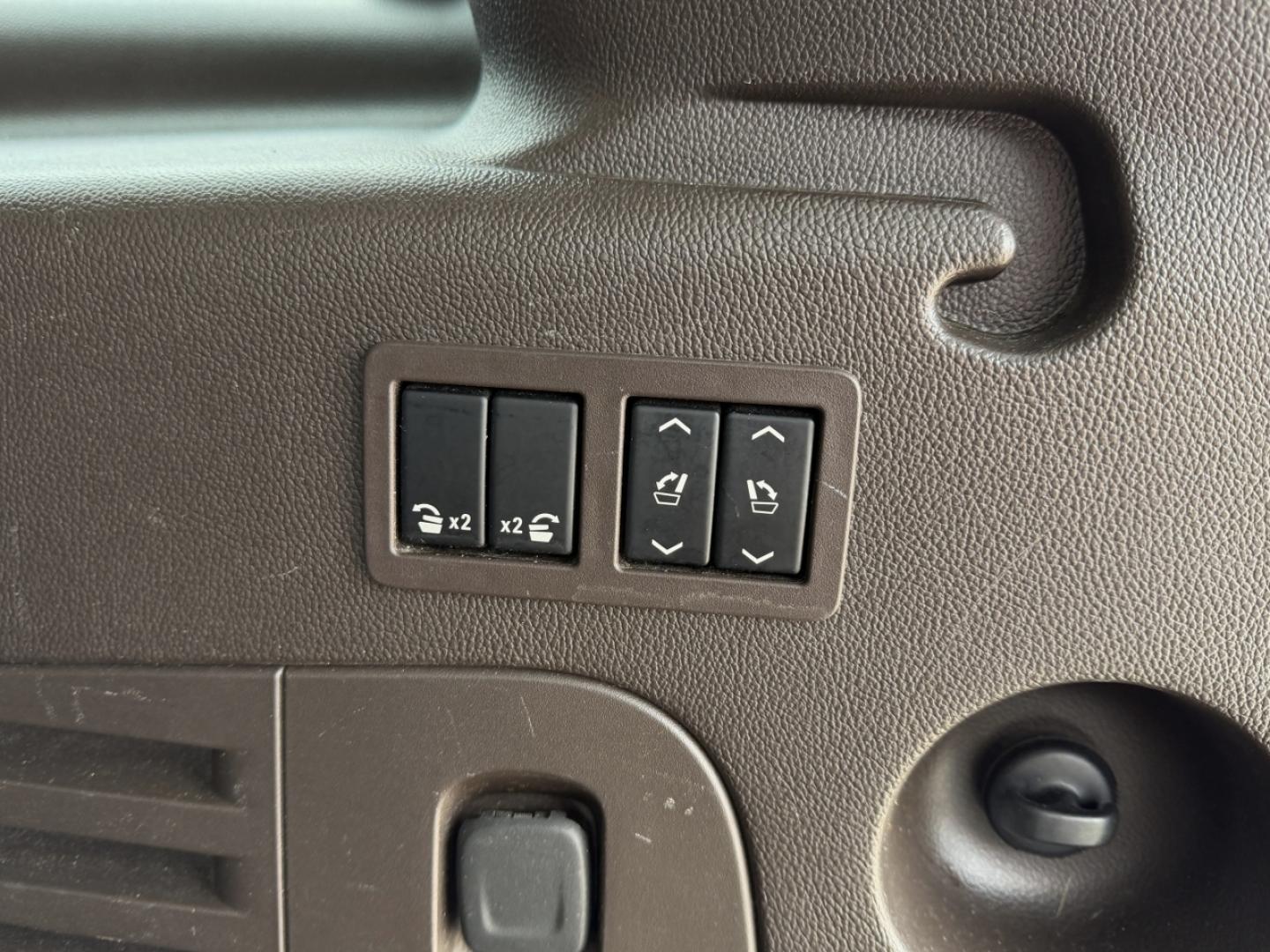 2018 WHITE /Tan GMC Yukon XL Denali 4WD (1GKS2HKJ1JR) with an 6.2L V8 engine, Automatic transmission, located at 2990 Old Orchard Rd., Jackson, MO, 63755, 37.354214, -89.612106 - 2018 GMC Yukon XL Denali 140xxx miles 4 Wheel Drive 6.2L V8 Automatic Leather 3rd Row Navigation Rear Entertainment Backup Camera Power/Heated/Cooled Seats Heated Rear Seats Heated Steering Wheel Power Running Boards Heads Up Display Bluetooth Remote Start Cruise Power Windows/Lock - Photo#27