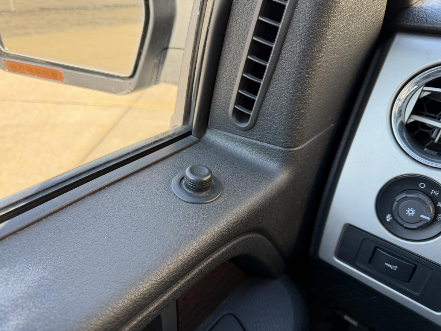 2013 WHITE /Black Ford F-150 Lariat SuperCrew 6.5-ft. Bed 4WD (1FTFW1ET1DK) with an 3.5L V6 TURBO engine, Automatic transmission, located at 2990 Old Orchard Rd., Jackson, MO, 63755, 37.354214, -89.612106 - 2013 Ford F-150 Lariat 159xxx miles 4x4 3.5L V6 Automatic Leather Navigation Power/Heated/Cooled Seats Backup Camera Sunroof Bluetooth Remote Start Cruise Power Windows/Locks/Mirrors We have financing available and we accept trades! Fill out a credit application on our website or come - Photo#31