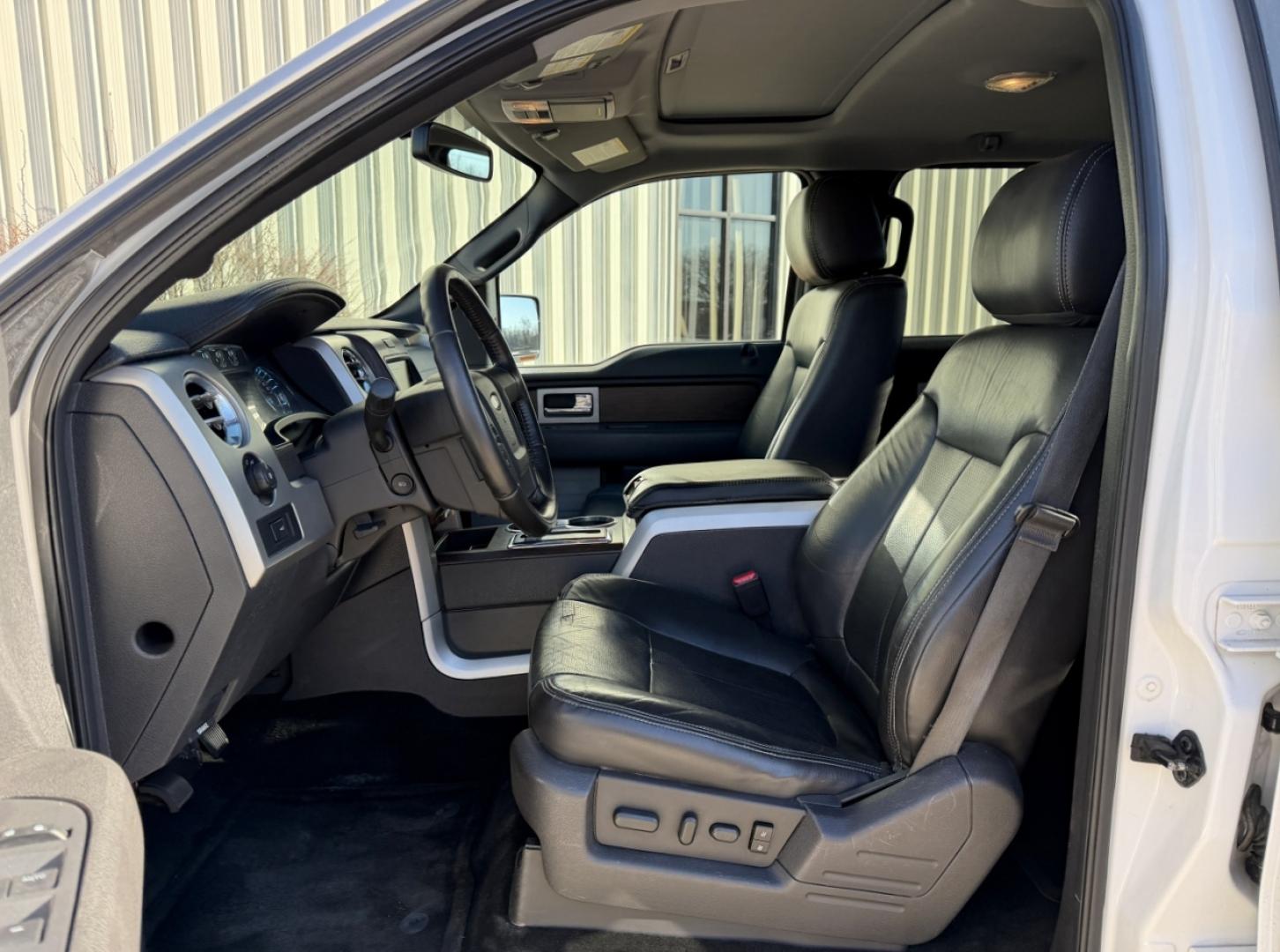 2013 WHITE /Black Ford F-150 Lariat SuperCrew 6.5-ft. Bed 4WD (1FTFW1ET1DK) with an 3.5L V6 TURBO engine, Automatic transmission, located at 2990 Old Orchard Rd., Jackson, MO, 63755, 37.354214, -89.612106 - 2013 Ford F-150 Lariat 159xxx miles 4x4 3.5L V6 Automatic Leather Navigation Power/Heated/Cooled Seats Backup Camera Sunroof Bluetooth Remote Start Cruise Power Windows/Locks/Mirrors We have financing available and we accept trades! Fill out a credit application on our website or come - Photo#17