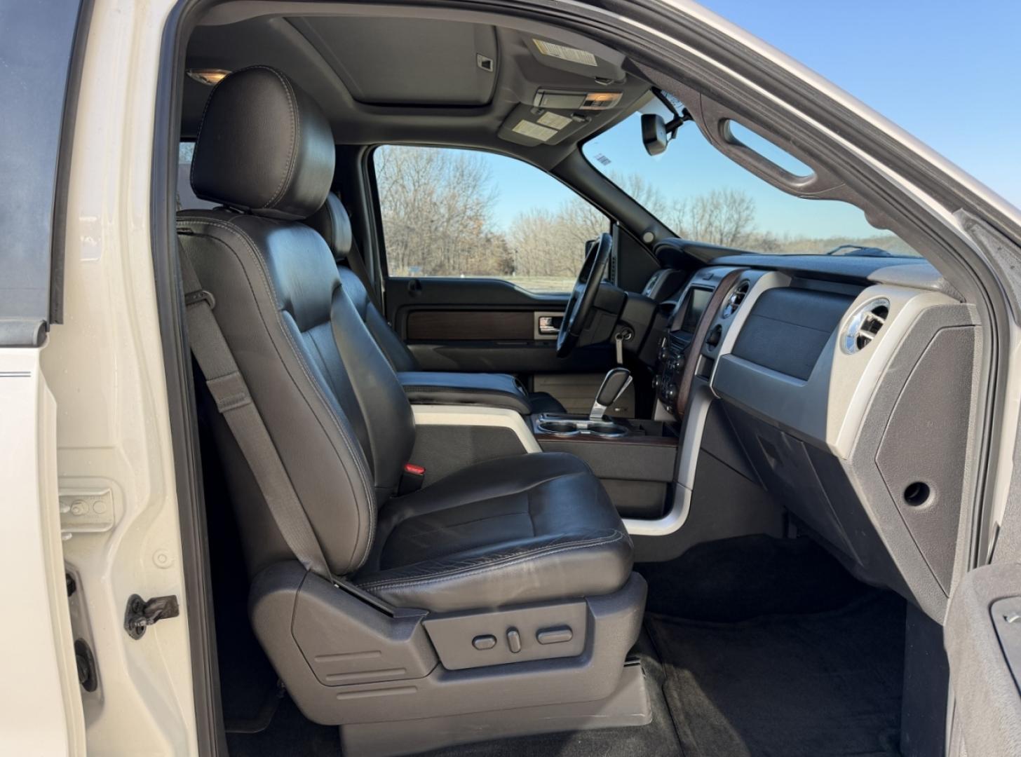 2013 WHITE /Black Ford F-150 Lariat SuperCrew 6.5-ft. Bed 4WD (1FTFW1ET1DK) with an 3.5L V6 TURBO engine, Automatic transmission, located at 2990 Old Orchard Rd., Jackson, MO, 63755, 37.354214, -89.612106 - 2013 Ford F-150 Lariat 159xxx miles 4x4 3.5L V6 Automatic Leather Navigation Power/Heated/Cooled Seats Backup Camera Sunroof Bluetooth Remote Start Cruise Power Windows/Locks/Mirrors We have financing available and we accept trades! Fill out a credit application on our website or come - Photo#19