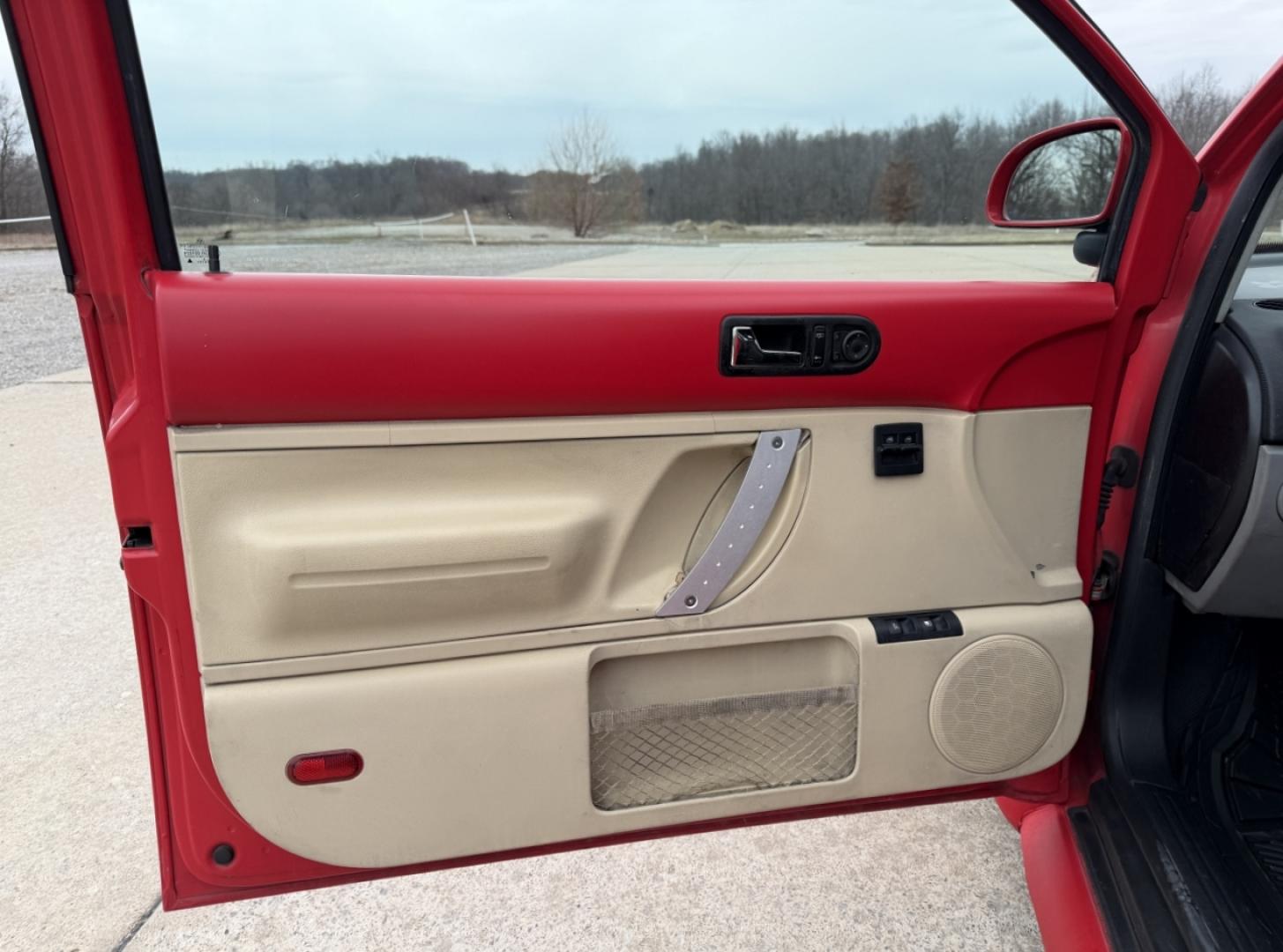 1998 RED /Gray Volkswagen New Beetle Base (3VWBB61C9WM) with an 2.0L 4 Cyl. engine, Manual transmission, located at 2990 Old Orchard Rd., Jackson, MO, 63755, 37.354214, -89.612106 - 1998 Volkswagen New Beetle 87xxx miles Front Wheel Drive 2.0L 4 Cyl. Manual We have financing available and we accept trades! Fill out a credit application on our website or come by today! If you have any questions, give us a call at (573) 204-7777 or visit our website at firstautocredit.com. - Photo#9