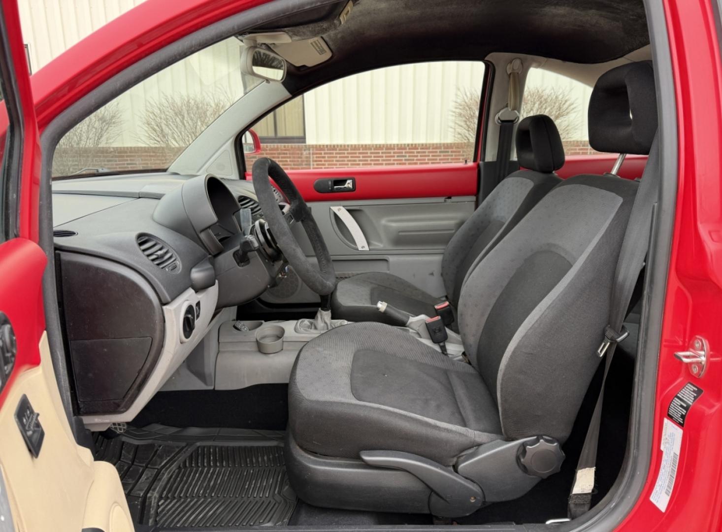 1998 RED /Gray Volkswagen New Beetle Base (3VWBB61C9WM) with an 2.0L 4 Cyl. engine, Manual transmission, located at 2990 Old Orchard Rd., Jackson, MO, 63755, 37.354214, -89.612106 - 1998 Volkswagen New Beetle 87xxx miles Front Wheel Drive 2.0L 4 Cyl. Manual We have financing available and we accept trades! Fill out a credit application on our website or come by today! If you have any questions, give us a call at (573) 204-7777 or visit our website at firstautocredit.com. - Photo#10