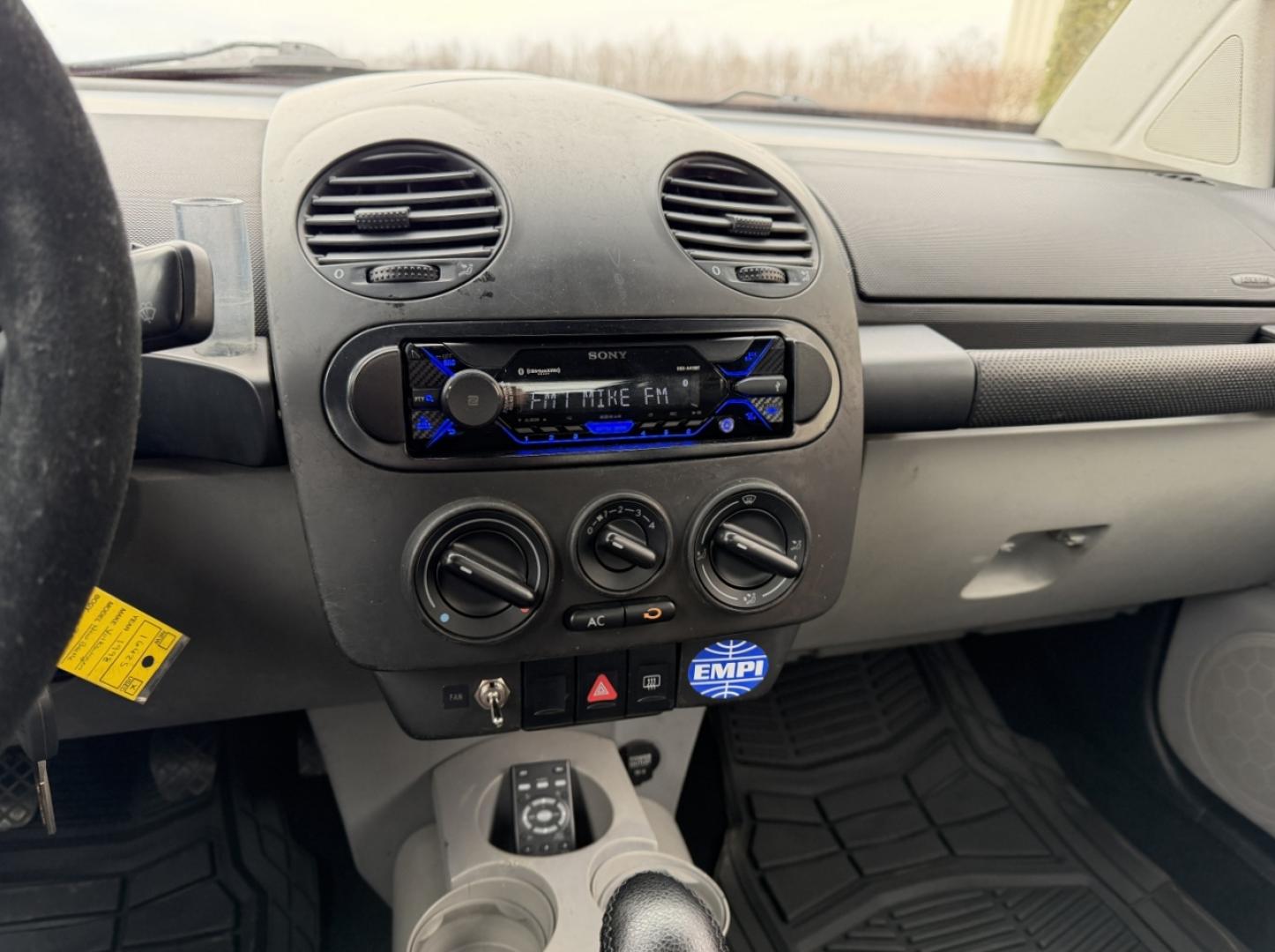 1998 RED /Gray Volkswagen New Beetle Base (3VWBB61C9WM) with an 2.0L 4 Cyl. engine, Manual transmission, located at 2990 Old Orchard Rd., Jackson, MO, 63755, 37.354214, -89.612106 - 1998 Volkswagen New Beetle 87xxx miles Front Wheel Drive 2.0L 4 Cyl. Manual We have financing available and we accept trades! Fill out a credit application on our website or come by today! If you have any questions, give us a call at (573) 204-7777 or visit our website at firstautocredit.com. - Photo#18