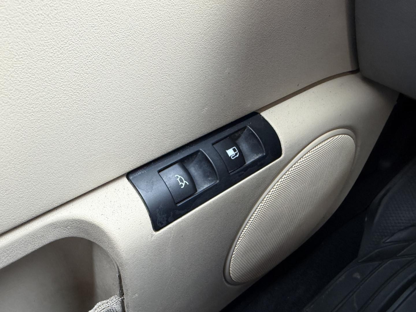 1998 RED /Gray Volkswagen New Beetle Base (3VWBB61C9WM) with an 2.0L 4 Cyl. engine, Manual transmission, located at 2990 Old Orchard Rd., Jackson, MO, 63755, 37.354214, -89.612106 - 1998 Volkswagen New Beetle 87xxx miles Front Wheel Drive 2.0L 4 Cyl. Manual We have financing available and we accept trades! Fill out a credit application on our website or come by today! If you have any questions, give us a call at (573) 204-7777 or visit our website at firstautocredit.com. - Photo#22