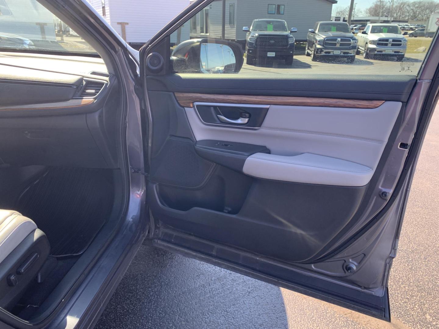 2018 GRAY /GRAY Honda CR-V EX-L AWD (5J6RW2H82JL) with an 2.4L L4 DOHC 16V engine, Automatic transmission, located at 506 S. Kingshighway, Cape Girardeau, MO, 63703, (573) 235-5000, 37.294991, -89.553635 - 2018 Honda CR-V EXL 114,xxx miles Bluetooth Cruise Control Dual Power Front Seats Folding Rear Seat Heated Seats Leather Seats Navigation System Power Driver's Seat Power Windows/Doors/Locks Proximity Sensing Keyless Entry Push-Button Engine Start Rear Window Defroster Remote Engine St - Photo#9