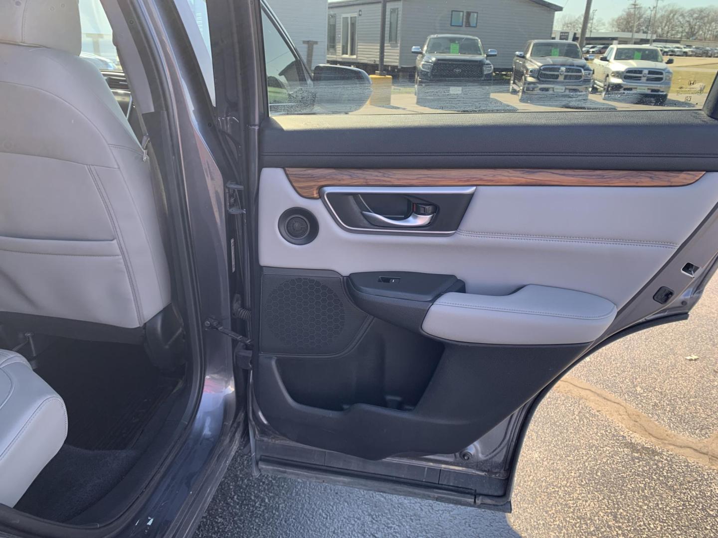 2018 GRAY /GRAY Honda CR-V EX-L AWD (5J6RW2H82JL) with an 2.4L L4 DOHC 16V engine, Automatic transmission, located at 506 S. Kingshighway, Cape Girardeau, MO, 63703, (573) 235-5000, 37.294991, -89.553635 - 2018 Honda CR-V EXL 114,xxx miles Bluetooth Cruise Control Dual Power Front Seats Folding Rear Seat Heated Seats Leather Seats Navigation System Power Driver's Seat Power Windows/Doors/Locks Proximity Sensing Keyless Entry Push-Button Engine Start Rear Window Defroster Remote Engine St - Photo#11