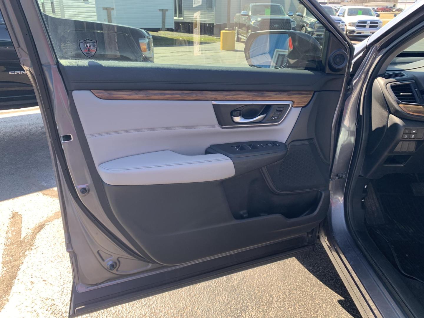 2018 GRAY /GRAY Honda CR-V EX-L AWD (5J6RW2H82JL) with an 2.4L L4 DOHC 16V engine, Automatic transmission, located at 506 S. Kingshighway, Cape Girardeau, MO, 63703, (573) 235-5000, 37.294991, -89.553635 - 2018 Honda CR-V EXL 114,xxx miles Bluetooth Cruise Control Dual Power Front Seats Folding Rear Seat Heated Seats Leather Seats Navigation System Power Driver's Seat Power Windows/Doors/Locks Proximity Sensing Keyless Entry Push-Button Engine Start Rear Window Defroster Remote Engine St - Photo#15