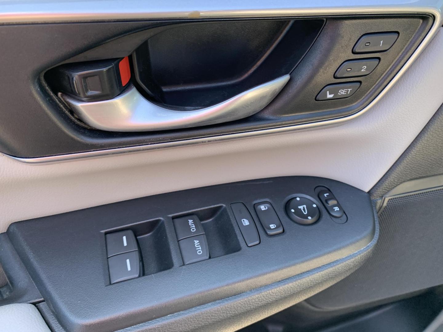 2018 GRAY /GRAY Honda CR-V EX-L AWD (5J6RW2H82JL) with an 2.4L L4 DOHC 16V engine, Automatic transmission, located at 506 S. Kingshighway, Cape Girardeau, MO, 63703, (573) 235-5000, 37.294991, -89.553635 - 2018 Honda CR-V EXL 114,xxx miles Bluetooth Cruise Control Dual Power Front Seats Folding Rear Seat Heated Seats Leather Seats Navigation System Power Driver's Seat Power Windows/Doors/Locks Proximity Sensing Keyless Entry Push-Button Engine Start Rear Window Defroster Remote Engine St - Photo#16