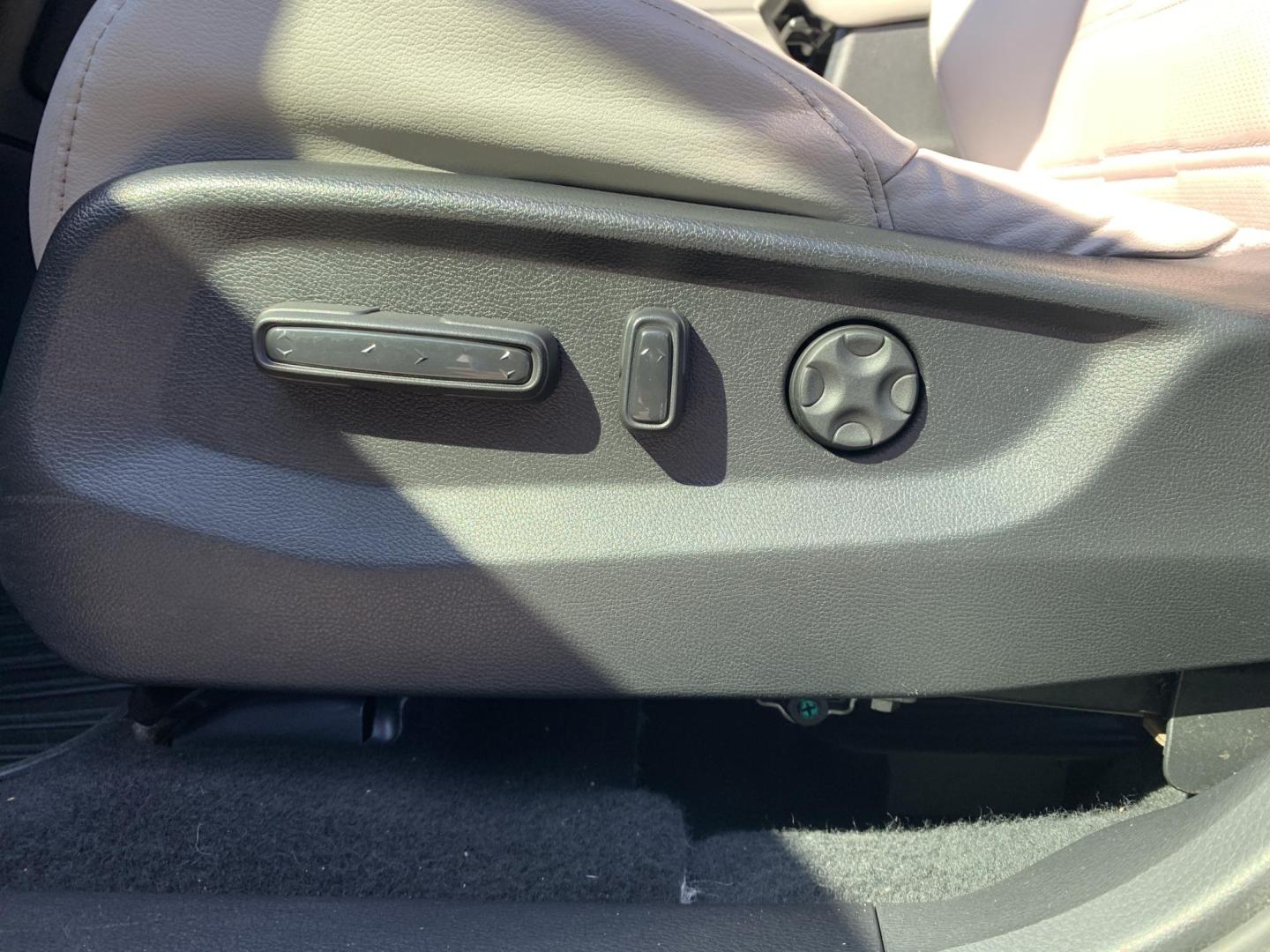 2018 GRAY /GRAY Honda CR-V EX-L AWD (5J6RW2H82JL) with an 2.4L L4 DOHC 16V engine, Automatic transmission, located at 506 S. Kingshighway, Cape Girardeau, MO, 63703, (573) 235-5000, 37.294991, -89.553635 - 2018 Honda CR-V EXL 114,xxx miles Bluetooth Cruise Control Dual Power Front Seats Folding Rear Seat Heated Seats Leather Seats Navigation System Power Driver's Seat Power Windows/Doors/Locks Proximity Sensing Keyless Entry Push-Button Engine Start Rear Window Defroster Remote Engine St - Photo#17