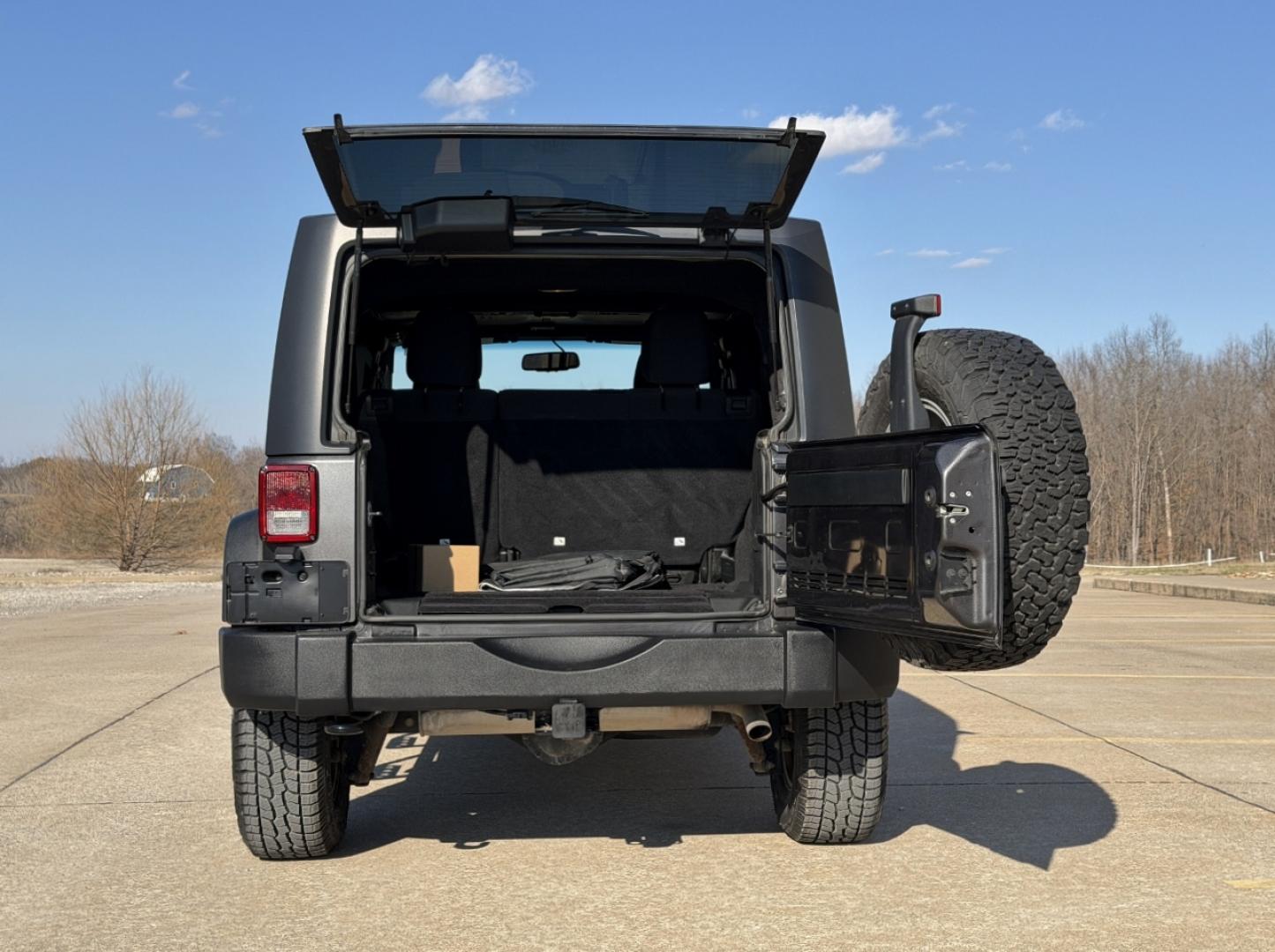 2018 GRAY /Black Jeep Wrangler Unlimited Sport 4WD (1C4BJWDG8JL) with an 3.6L V6 engine, Automatic transmission, located at 2990 Old Orchard Rd., Jackson, MO, 63755, 37.354214, -89.612106 - 2018 Jeep Wrangler Unlimited Sport 1-Owner 81xxx miles 4 Wheel Drive 3.6L V6 Automatic Heated Seats Bluetooth Remote Start Cruise Power Windows/Locks/Mirrors We have financing available and we accept trades! Fill out a credit application on our website or come by today! If you have any q - Photo#18