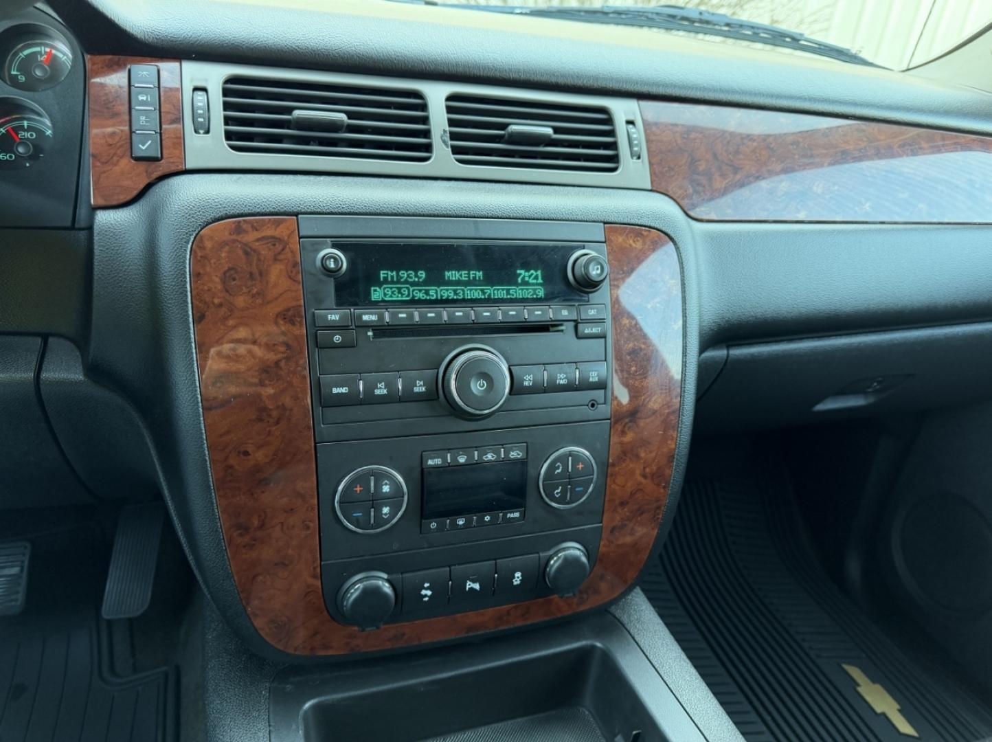 2013 BLUE /Black Chevrolet Avalanche LT (3GNTKFE79DG) with an 5.3L V8 engine, Automatic transmission, located at 2990 Old Orchard Rd., Jackson, MO, 63755, 37.354214, -89.612106 - 2013 Chevrolet Avalanche LT Black Diamond 188xxx miles 4x4 5.3L V8 Automatic Leather Power/Heated Seats Backup Camera Sunroof Remote Start Cruise Power Windows/Locks/Mirrors We have financing available and we accept trades! Fill out a credit application on our website or come by today! - Photo#26