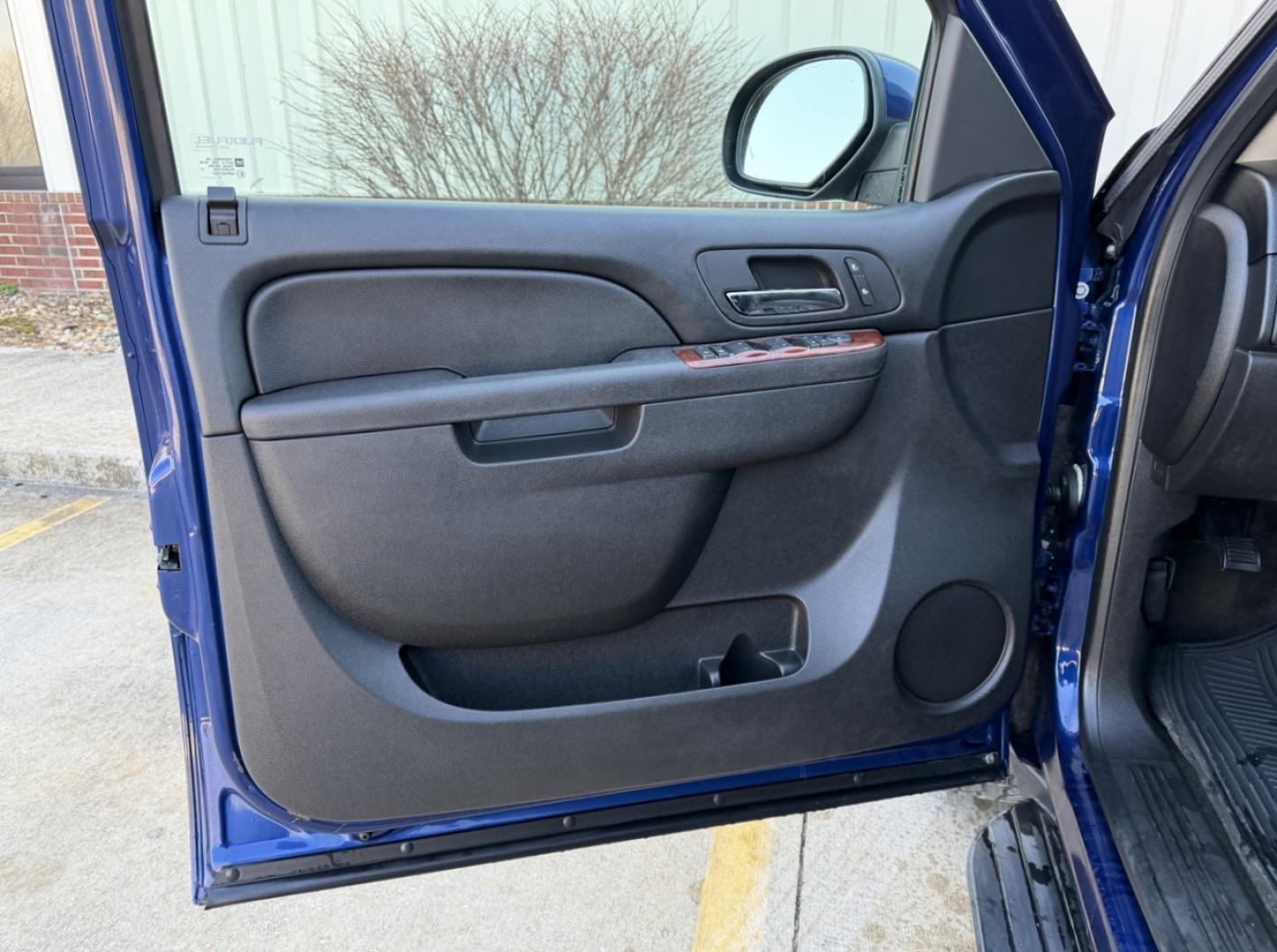 2013 BLUE /Black Chevrolet Avalanche LT (3GNTKFE79DG) with an 5.3L V8 engine, Automatic transmission, located at 2990 Old Orchard Rd., Jackson, MO, 63755, 37.354214, -89.612106 - 2013 Chevrolet Avalanche LT Black Diamond 188xxx miles 4x4 5.3L V8 Automatic Leather Power/Heated Seats Backup Camera Sunroof Remote Start Cruise Power Windows/Locks/Mirrors We have financing available and we accept trades! Fill out a credit application on our website or come by today! - Photo#13