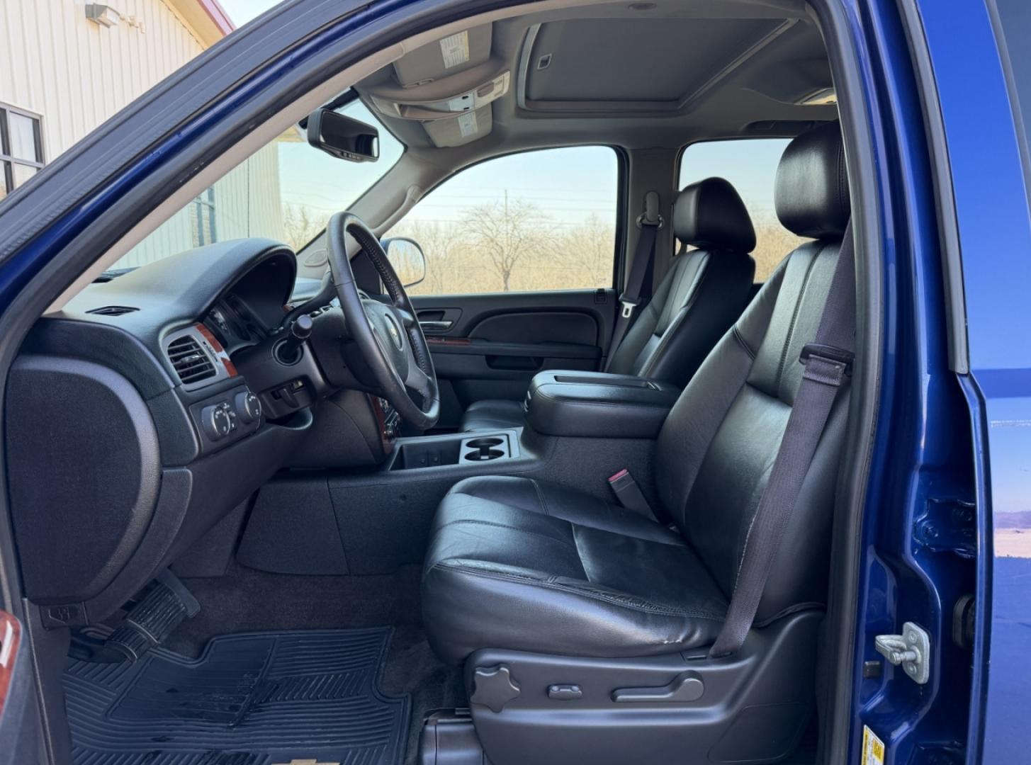 2013 BLUE /Black Chevrolet Avalanche LT (3GNTKFE79DG) with an 5.3L V8 engine, Automatic transmission, located at 2990 Old Orchard Rd., Jackson, MO, 63755, 37.354214, -89.612106 - 2013 Chevrolet Avalanche LT Black Diamond 188xxx miles 4x4 5.3L V8 Automatic Leather Power/Heated Seats Backup Camera Sunroof Remote Start Cruise Power Windows/Locks/Mirrors We have financing available and we accept trades! Fill out a credit application on our website or come by today! - Photo#14